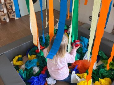 petite-fille-piscine-papiers-colores