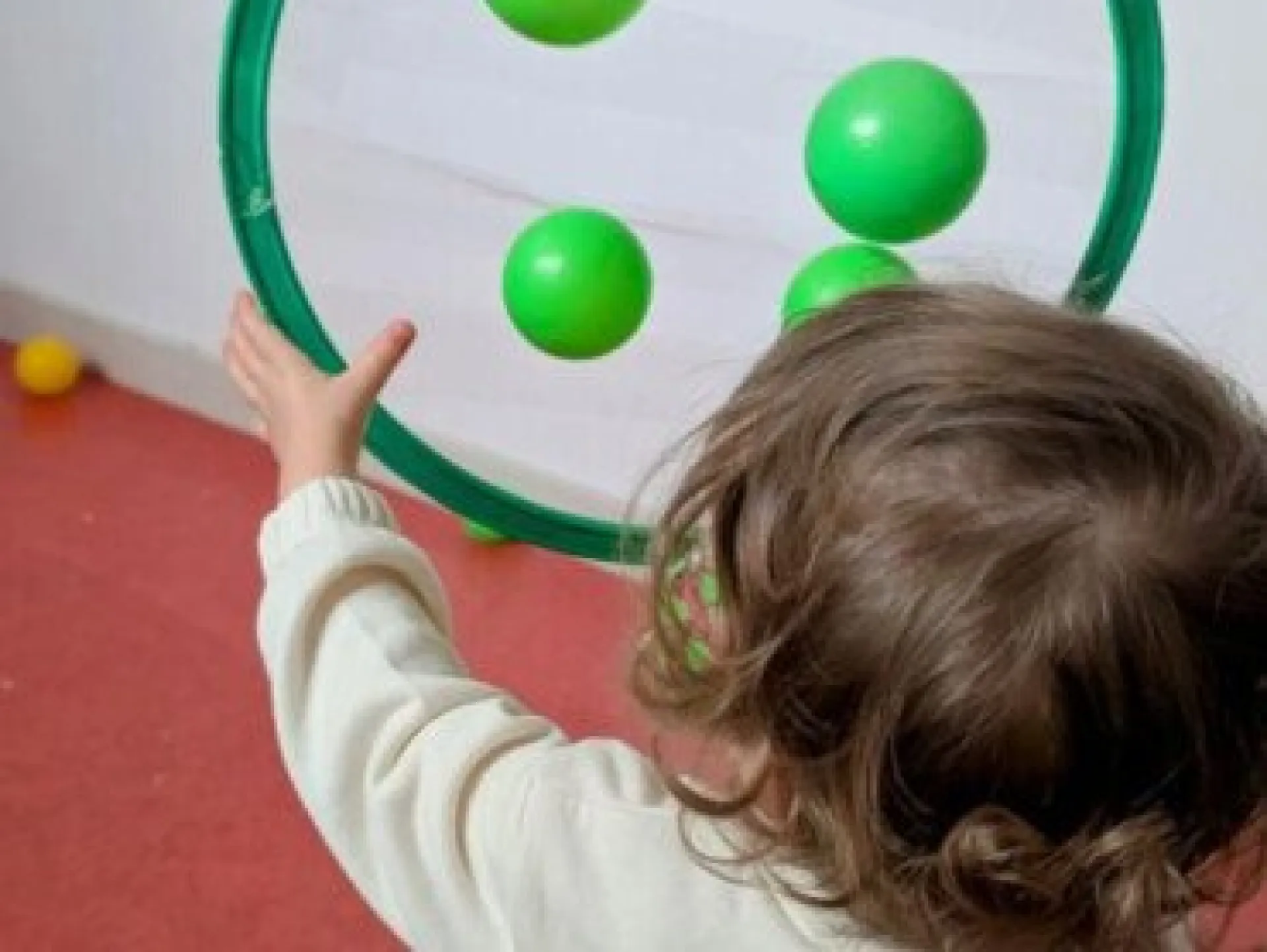 petit-garcon-cercle-vert