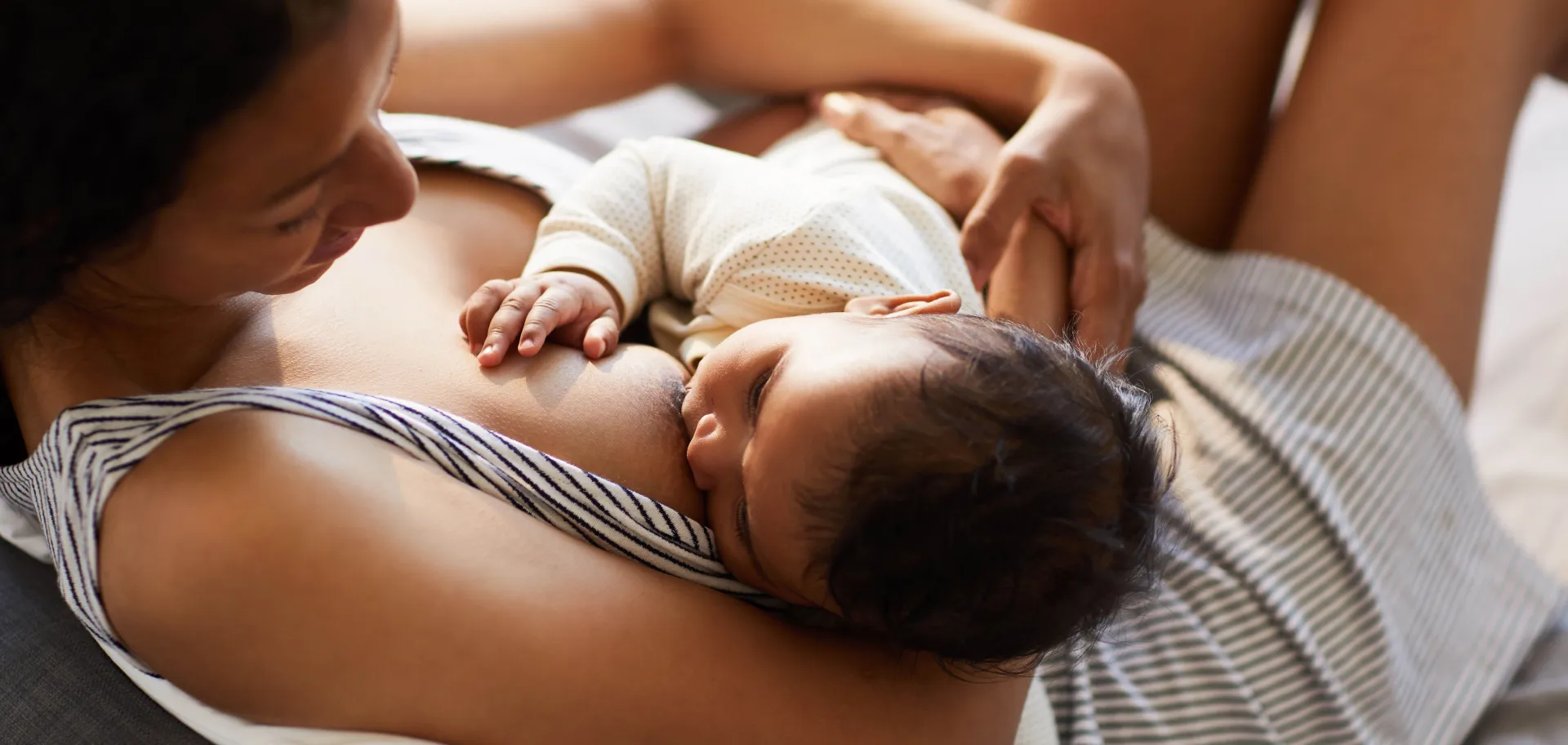 Maman qui allaite son bébé