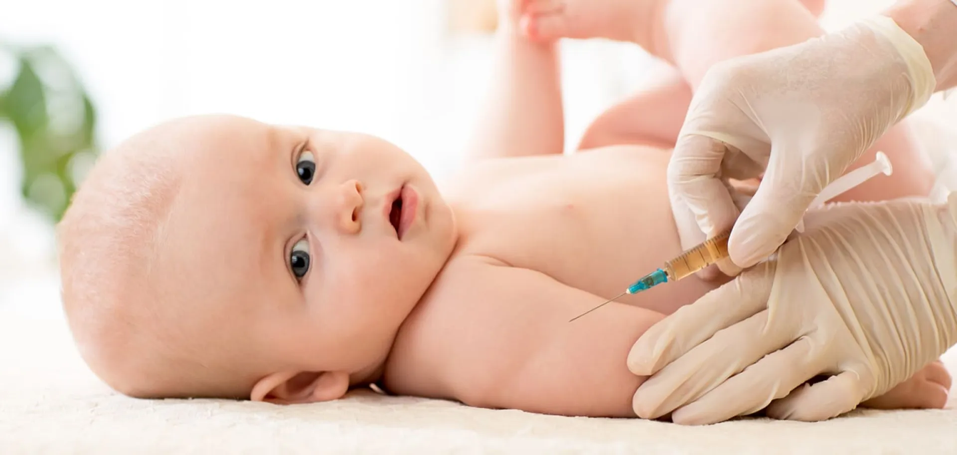 Mains de médecin qui pique un nouveau né