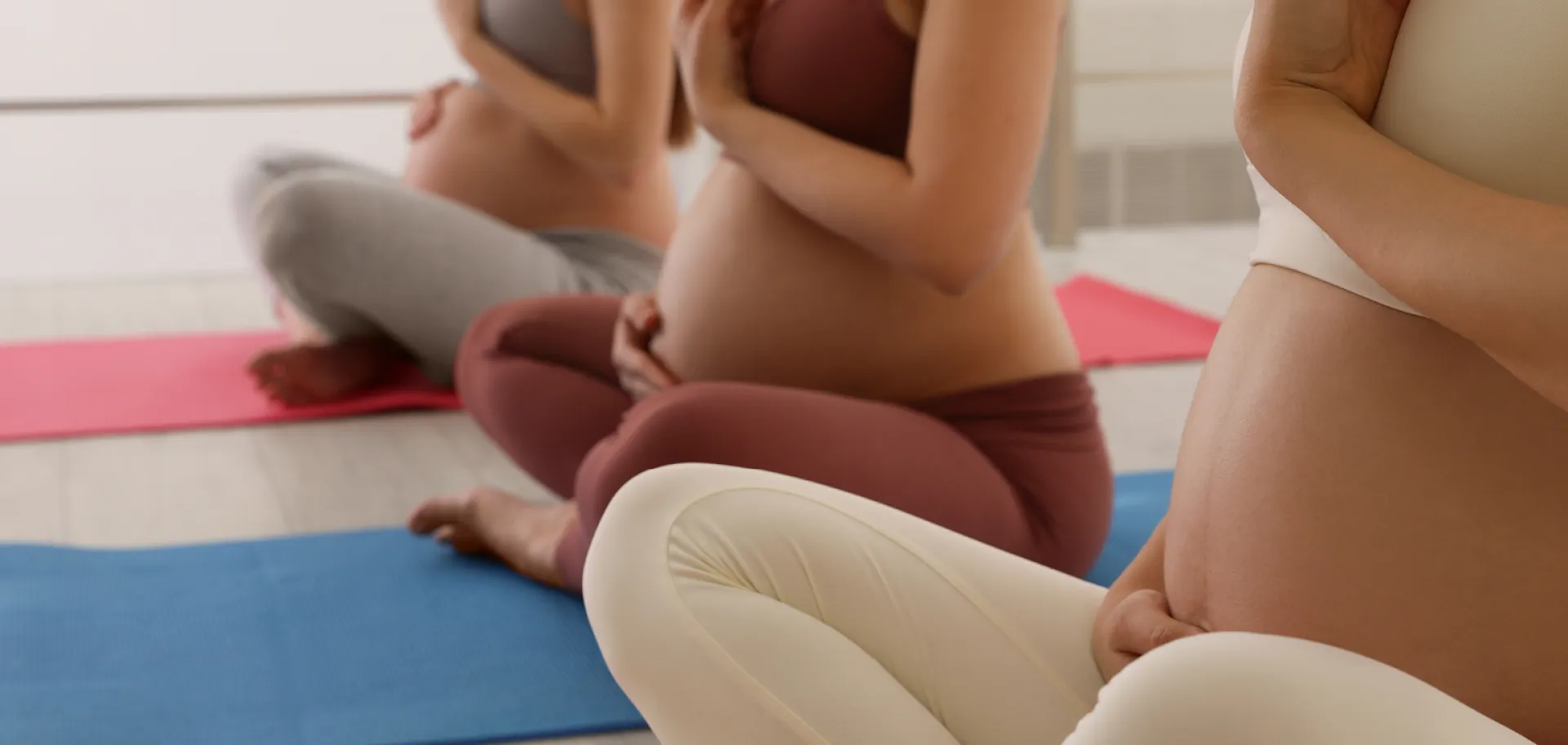 Femmes enceintes sur tapis d'exercices
