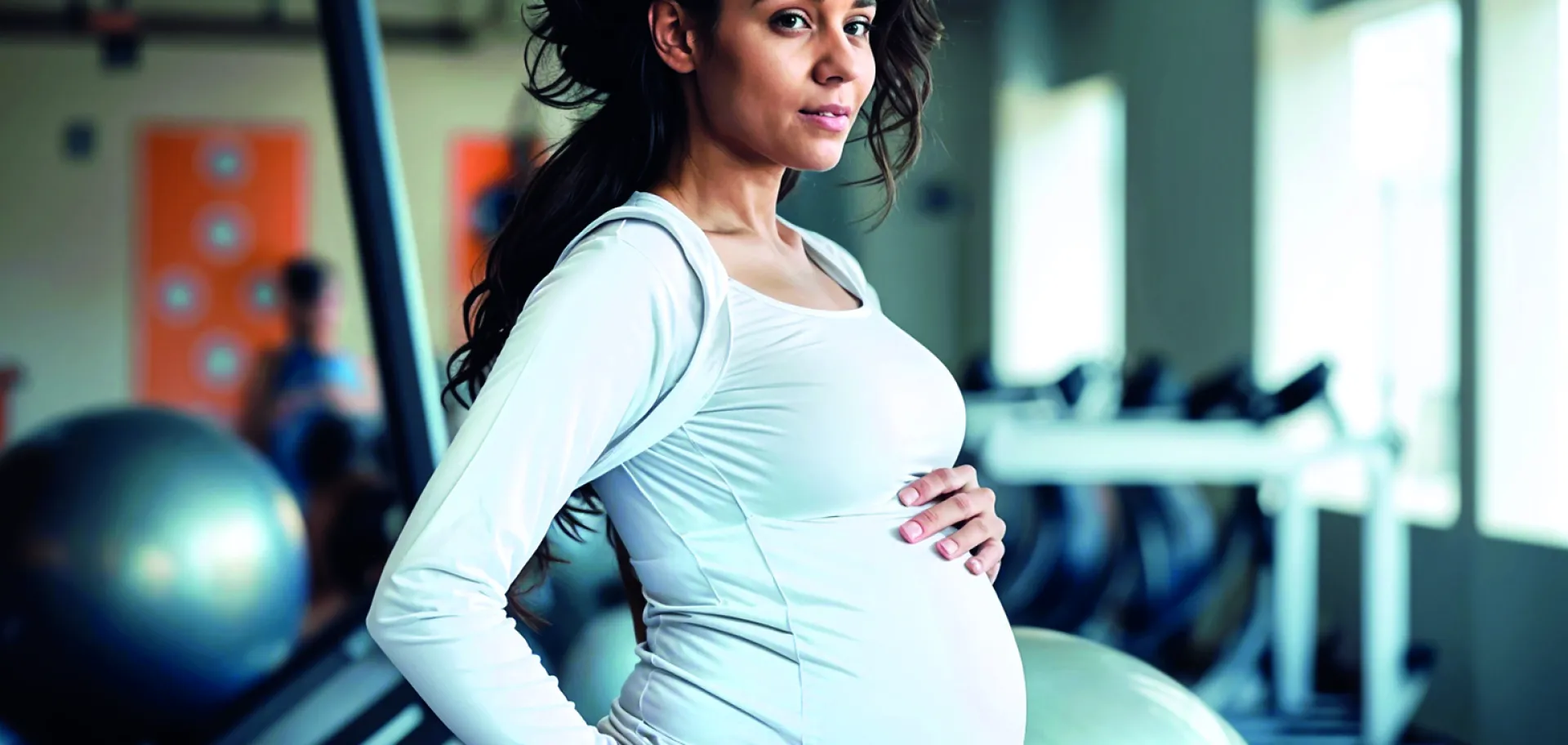 Femme enceinte dans une salle de sport