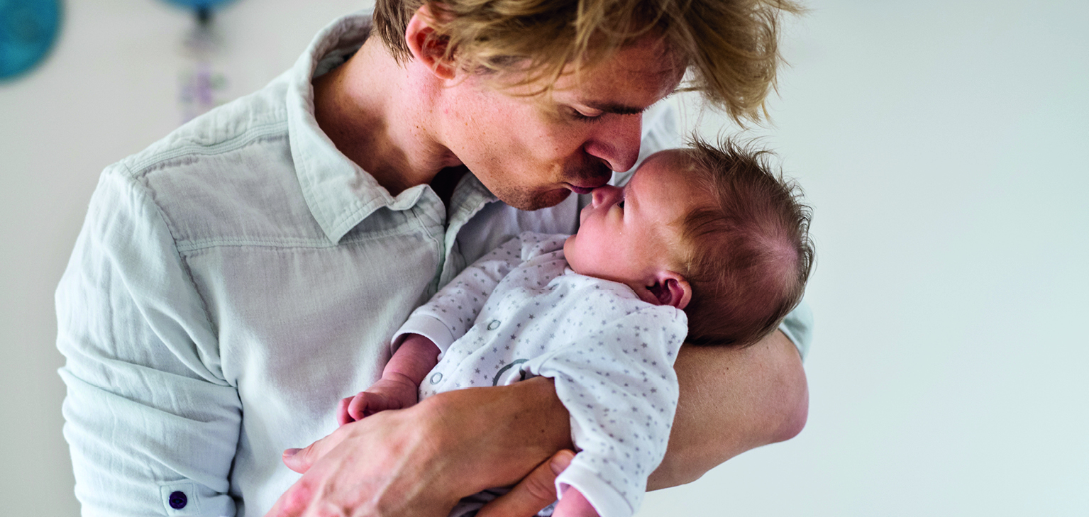 Enfant dans les bras d'un papa