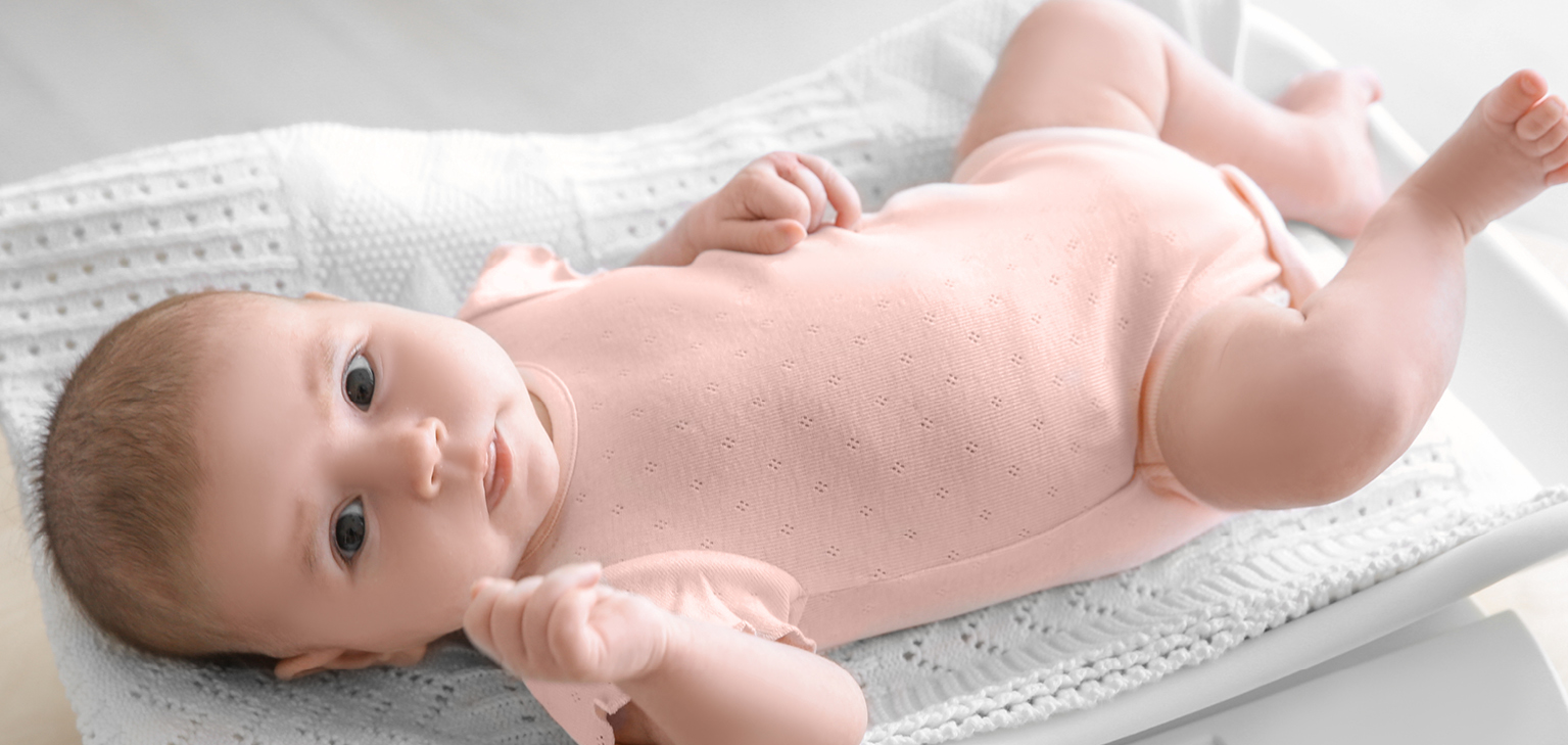 Bébé allongé sur une balance