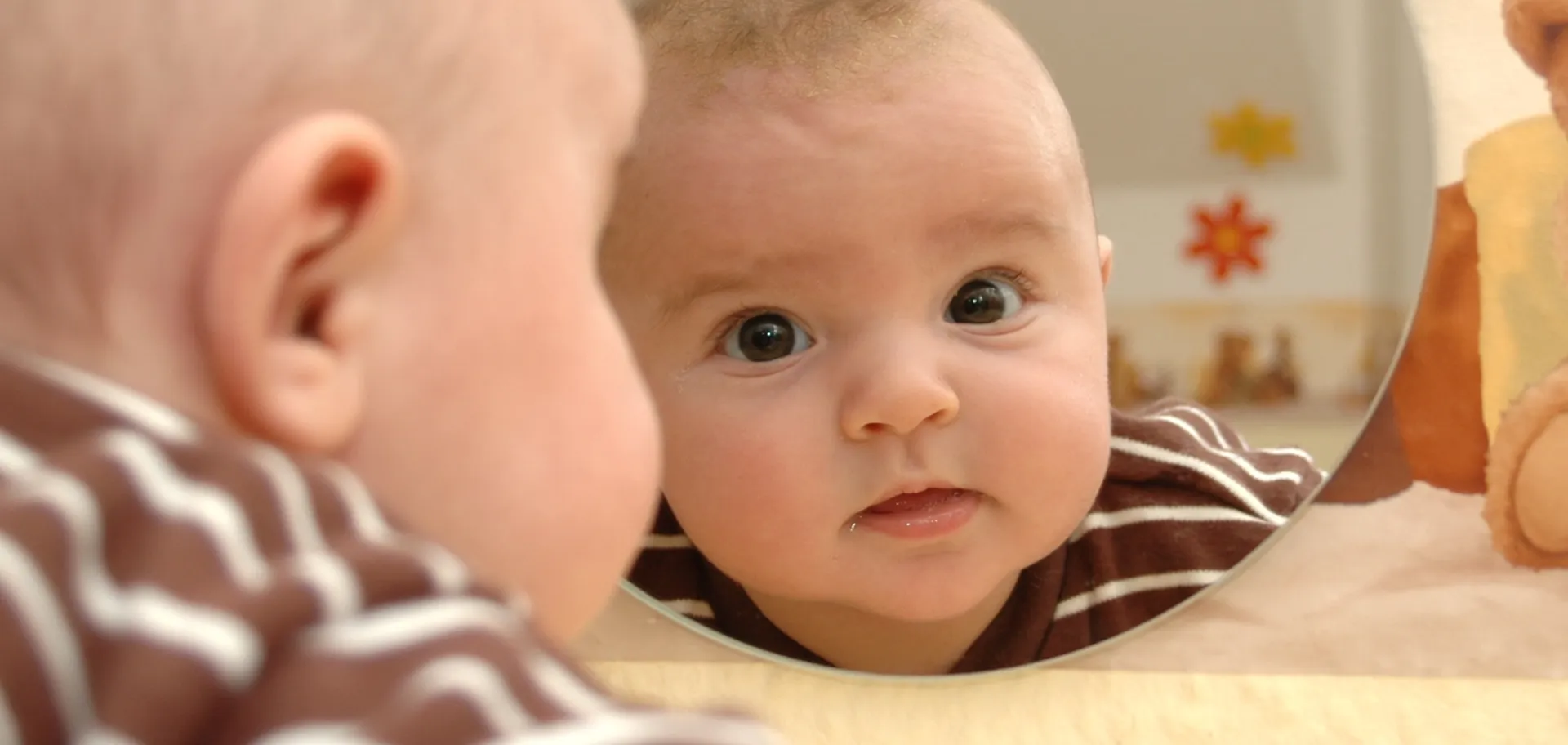 Bébé devant un miroir