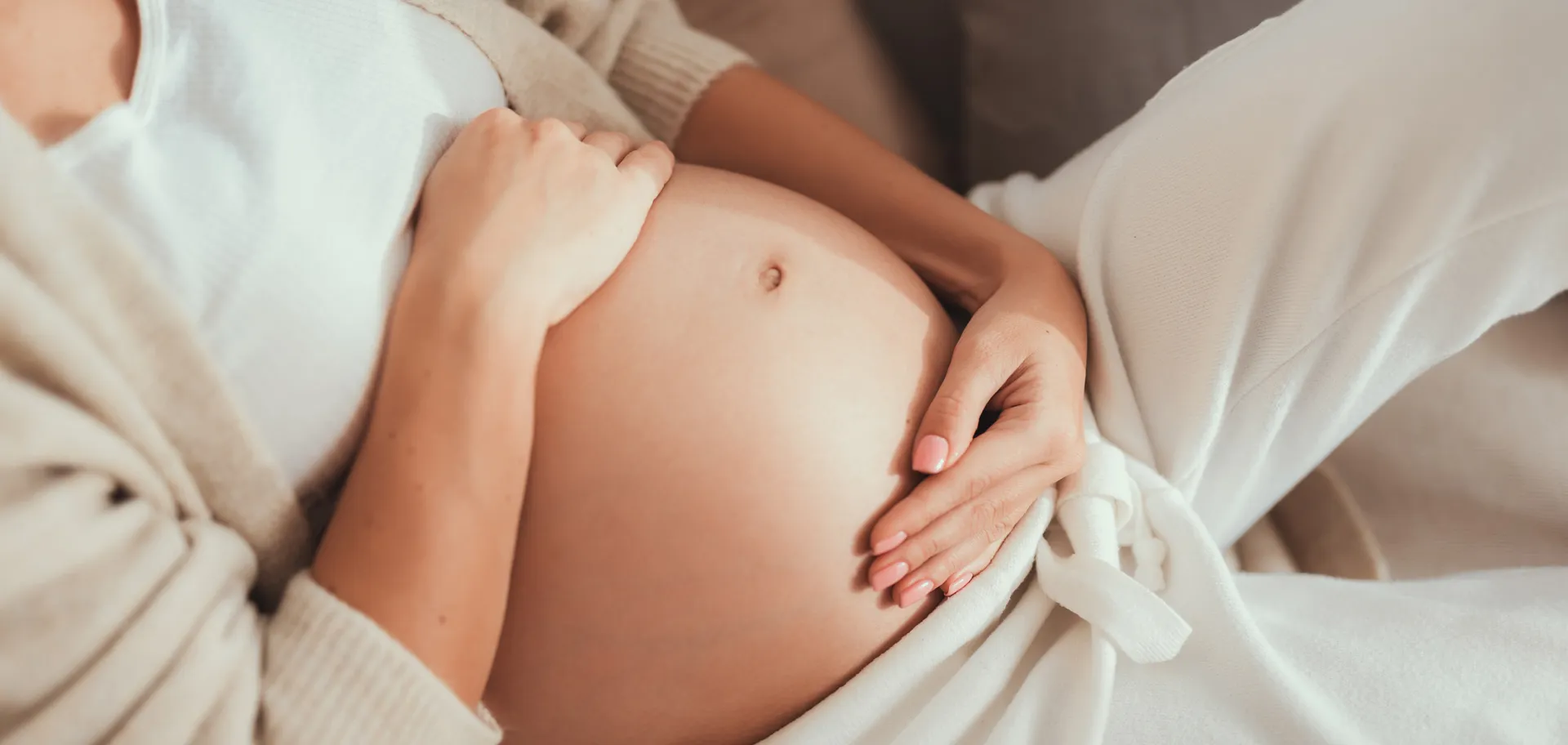 Femme enceinte avec mains sur le ventre