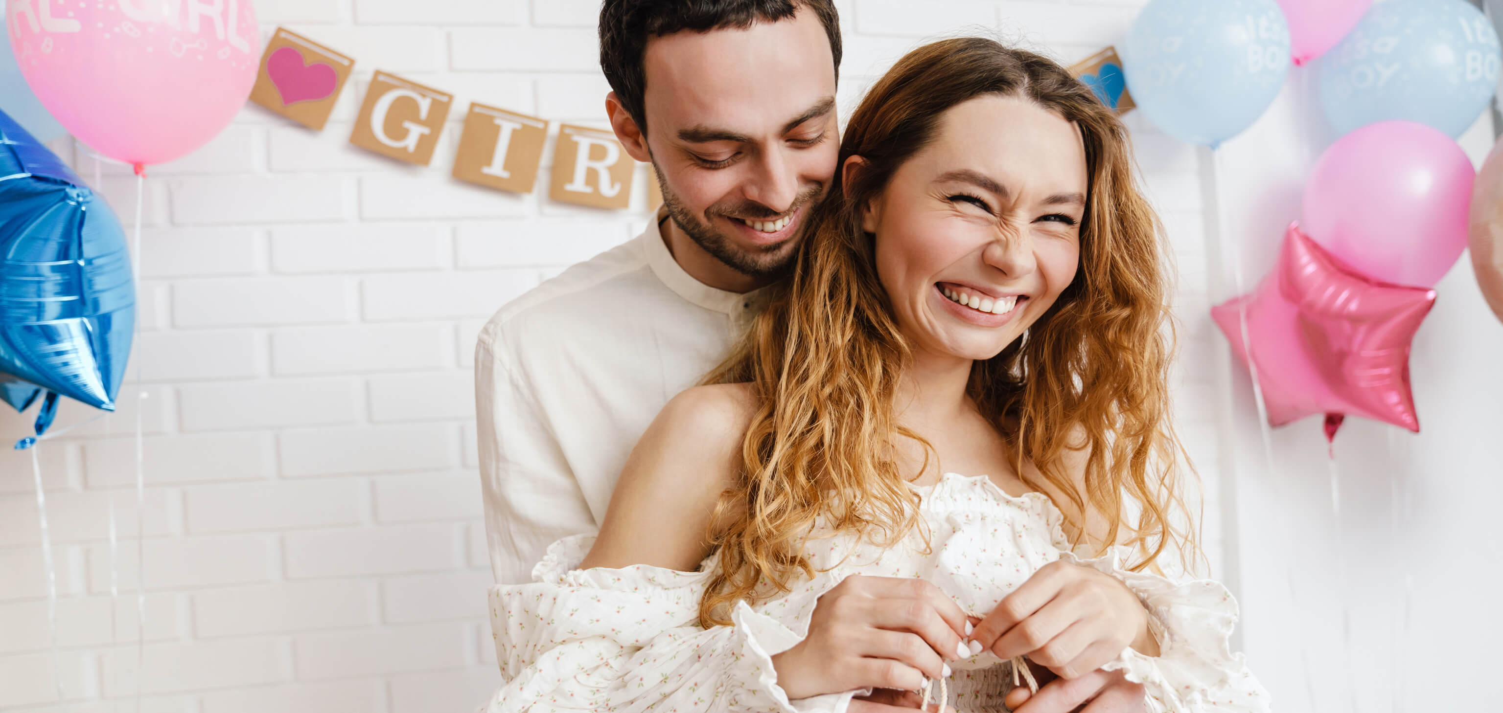 Couple avec ballons roses et bleus