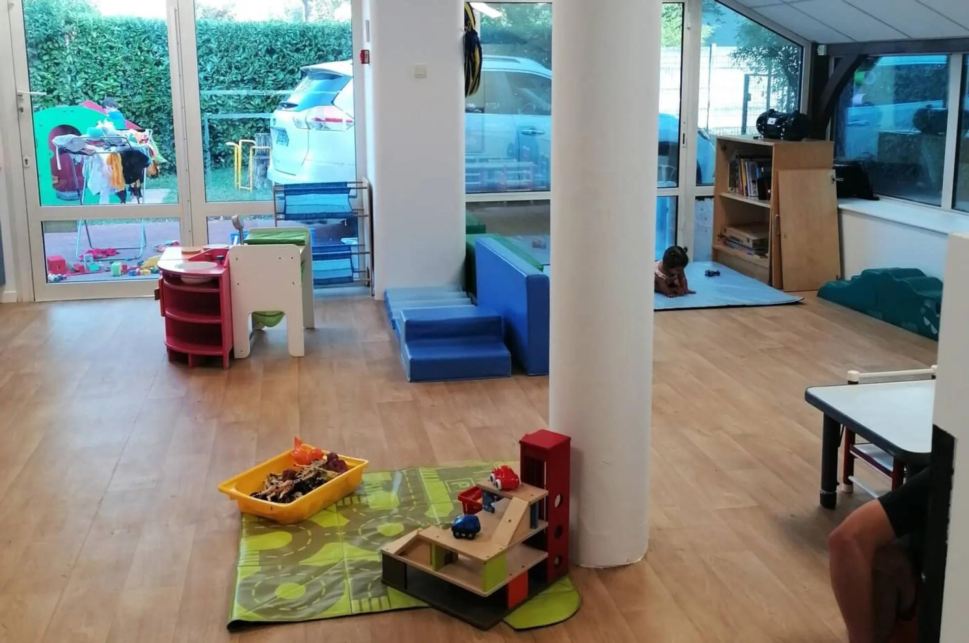 creche-agen-pause-calin-people-baby-1