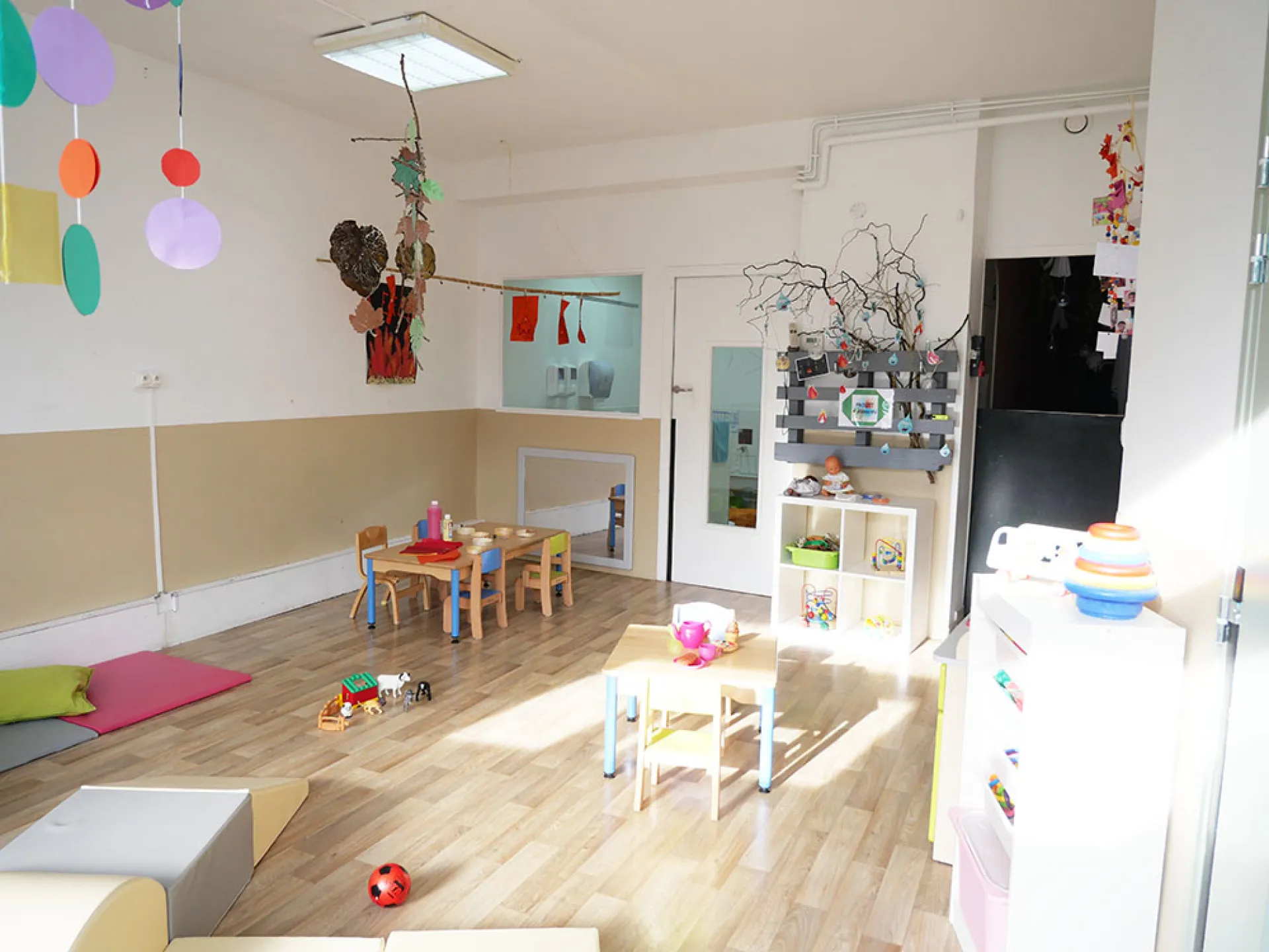creche-royaume-petit-lutin-lille-people-and-baby-1