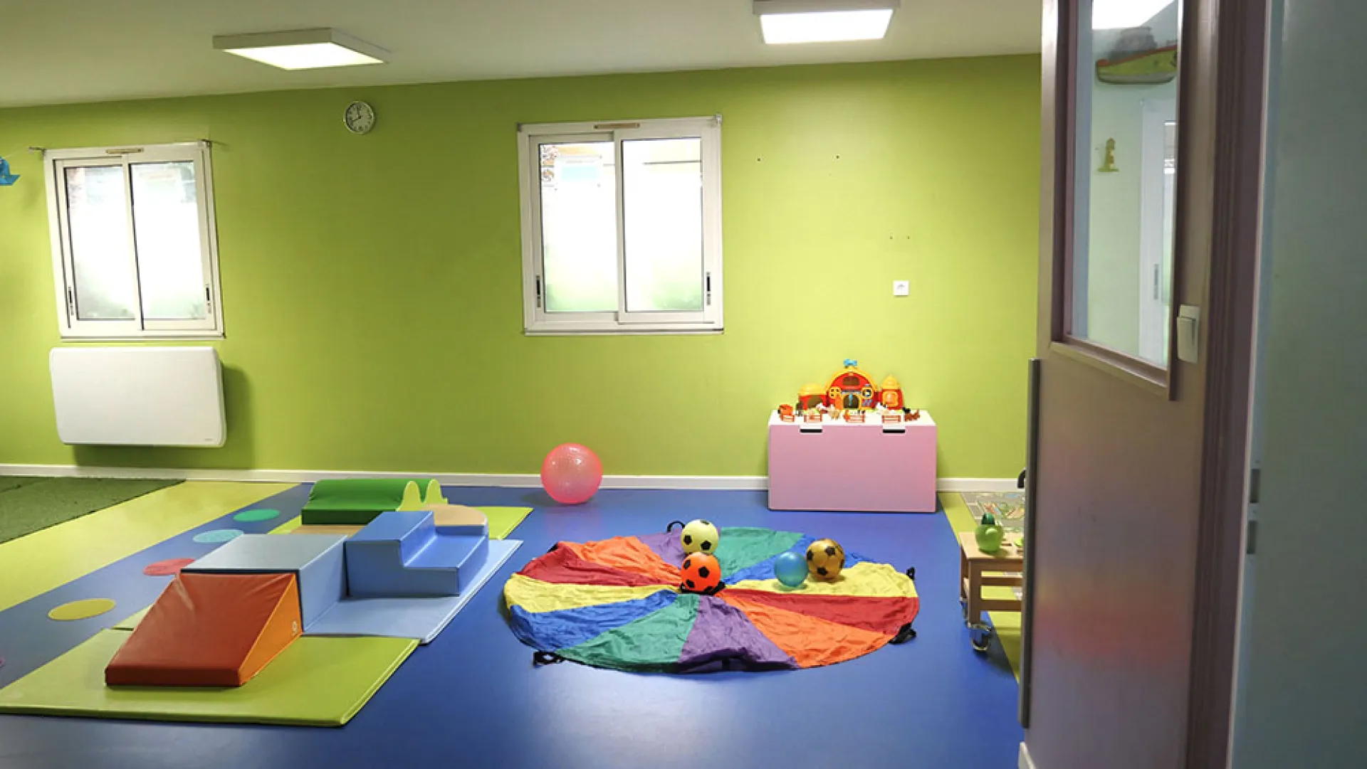 creche-doux-calins-ronchin-people-and-and-baby-2