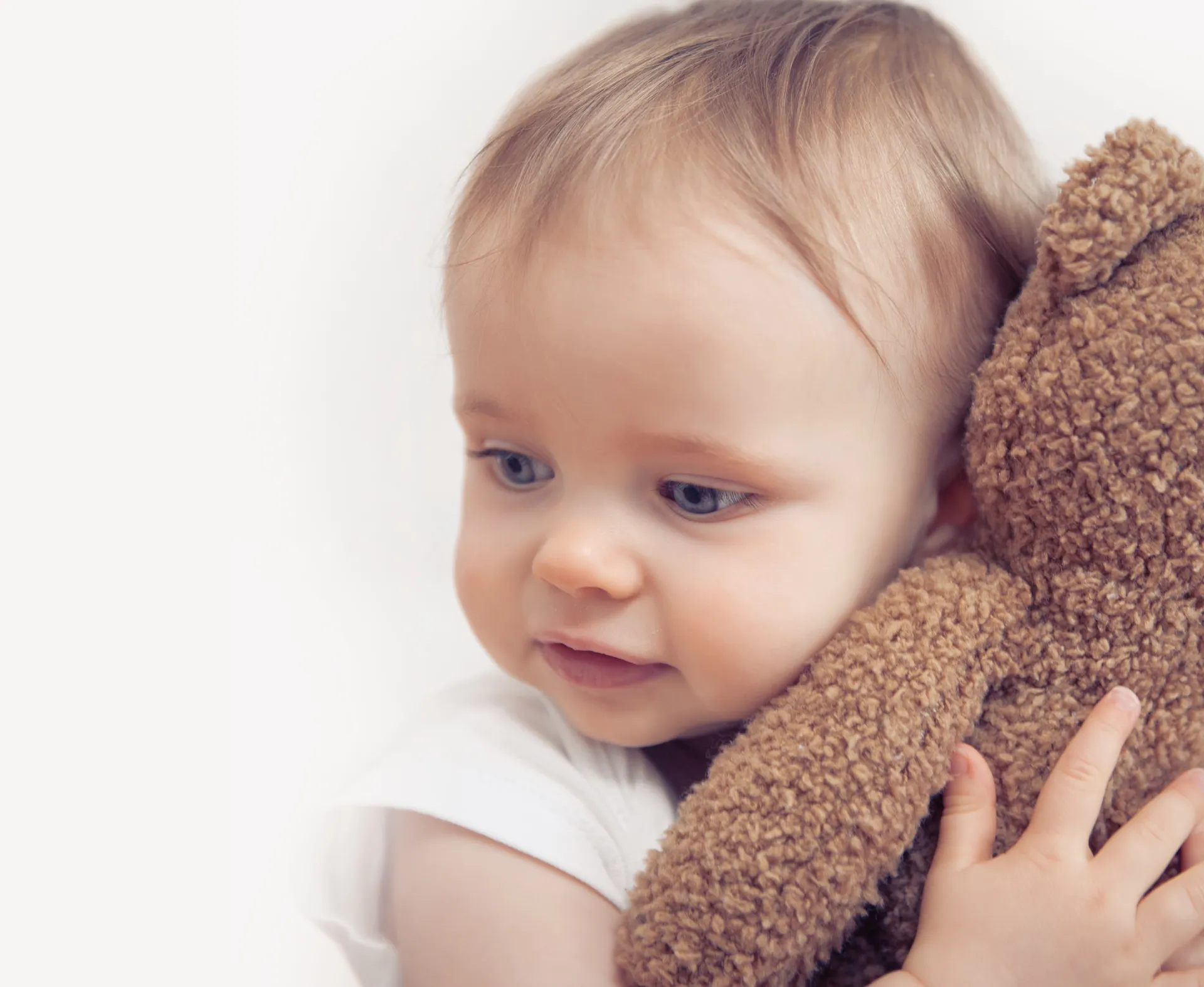 enfant-calin-peluche-1