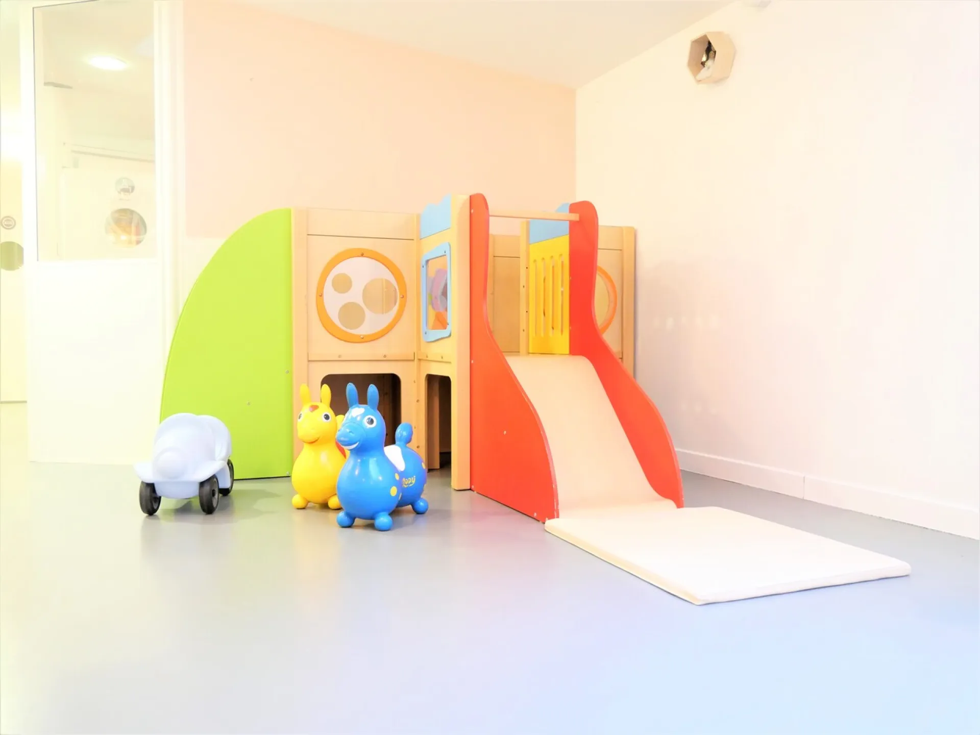 creche-paris-libellule-people-and-baby-2