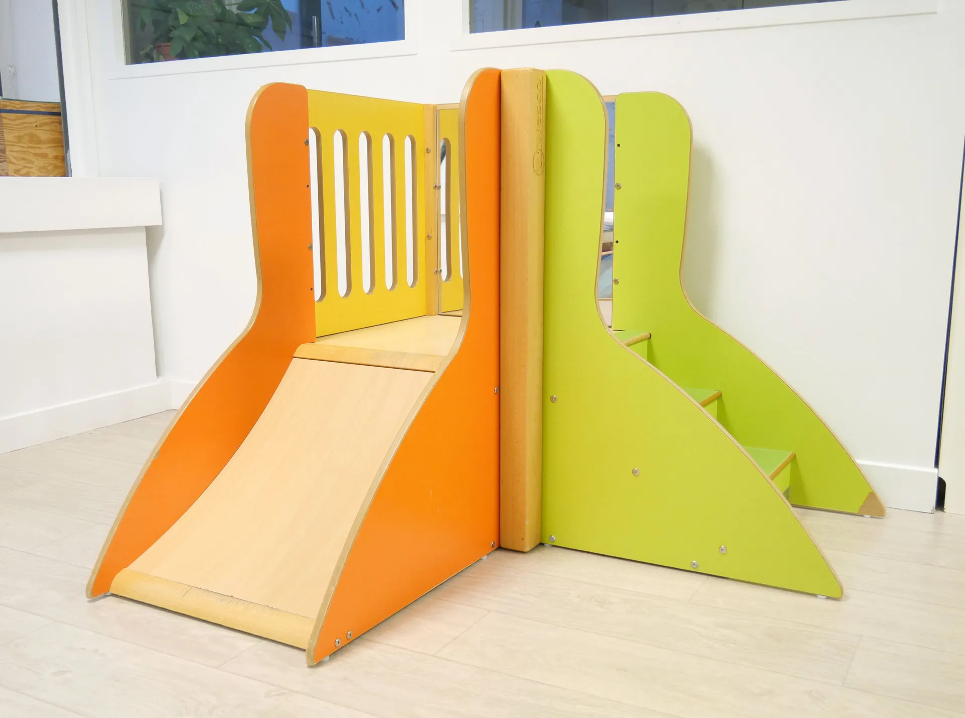 creche-paris-jaune-citron-people-and-baby-2