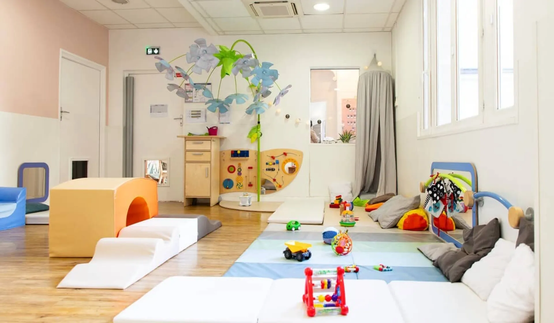 creche-paris-l-etoile-vernet-people-and-baby-1