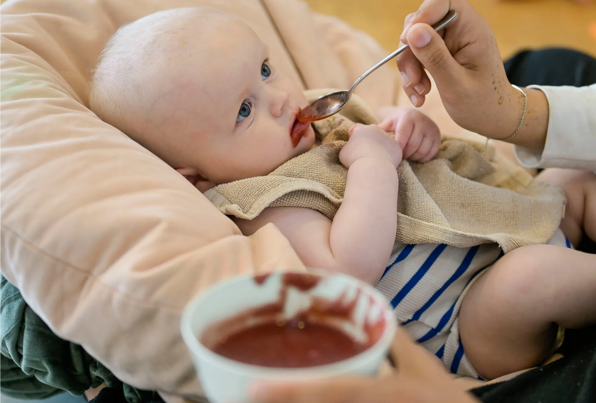 bébé-mange-pot