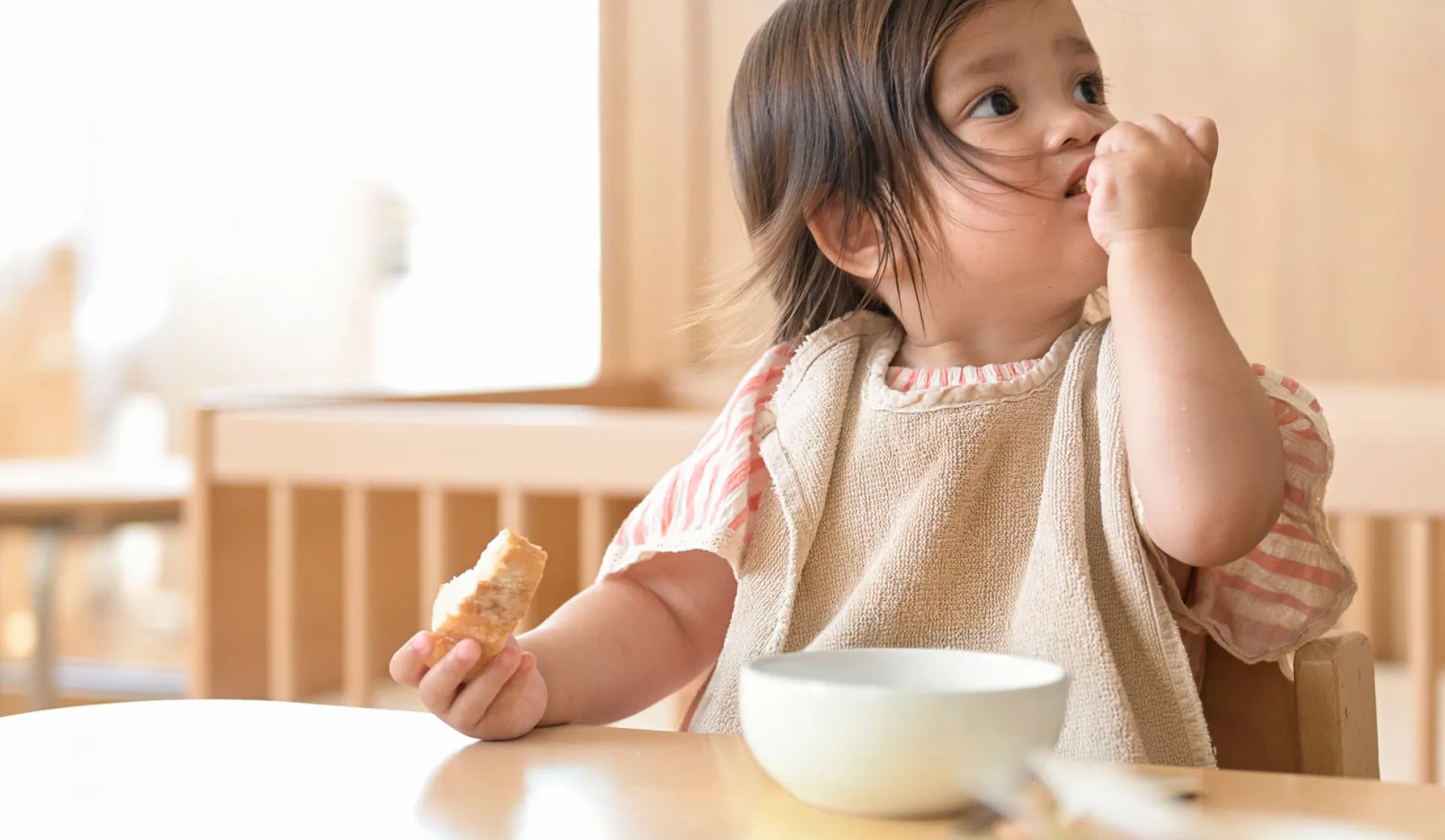 repas-autonomie-petite-fille-1