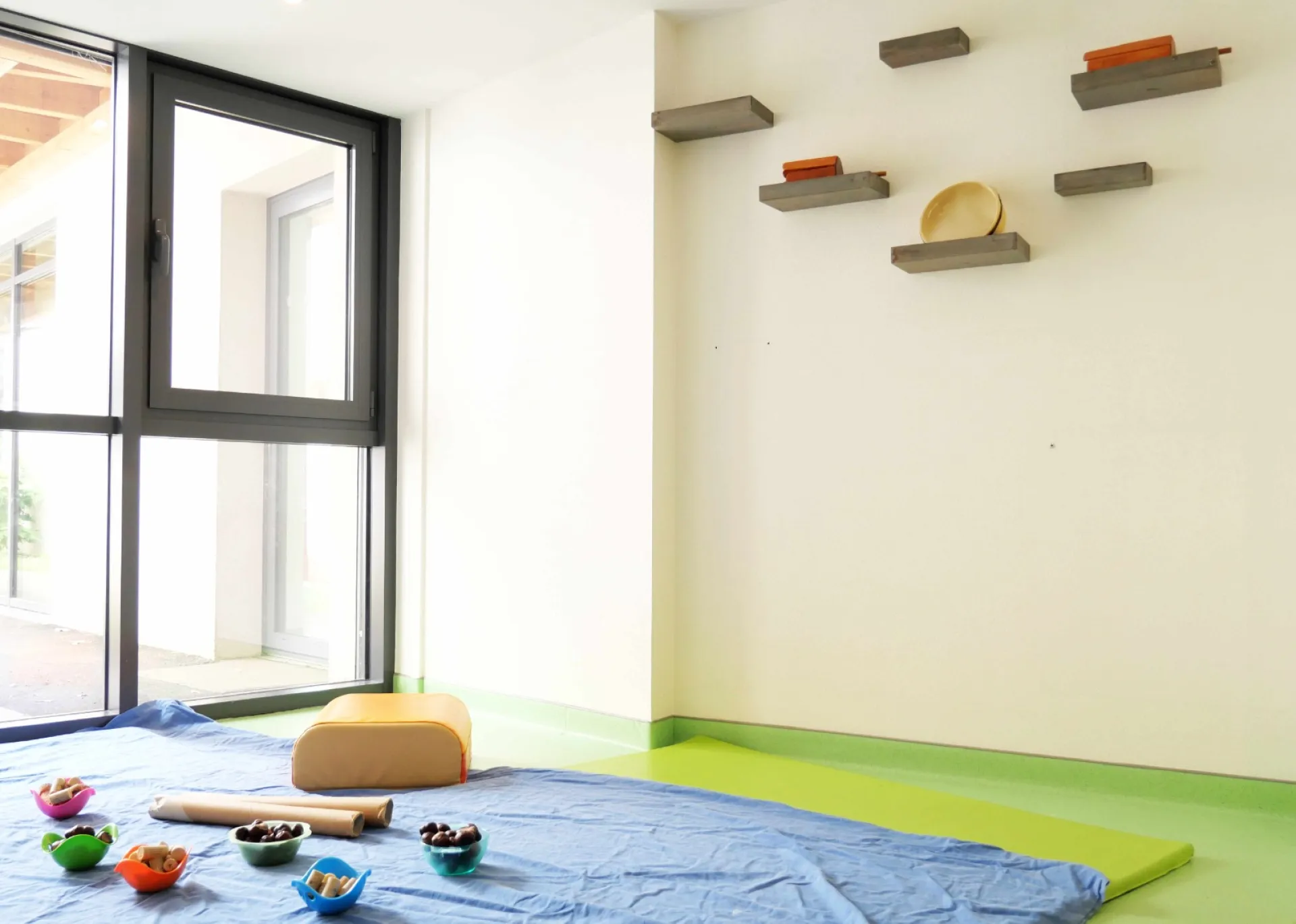 creche-wintzenheim-pom-de-reinette-people-and-baby-2