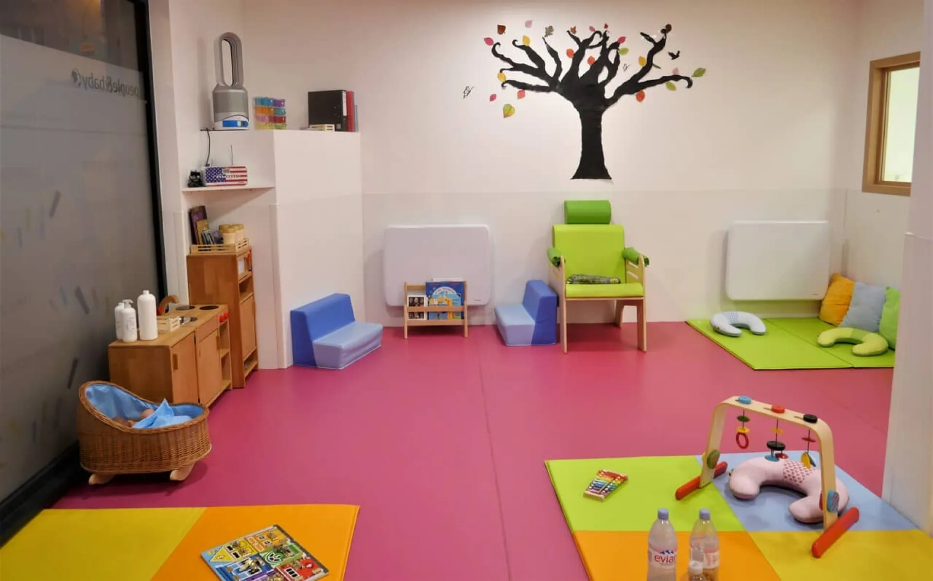 creche-clichy-rainbow-people-and-baby-1