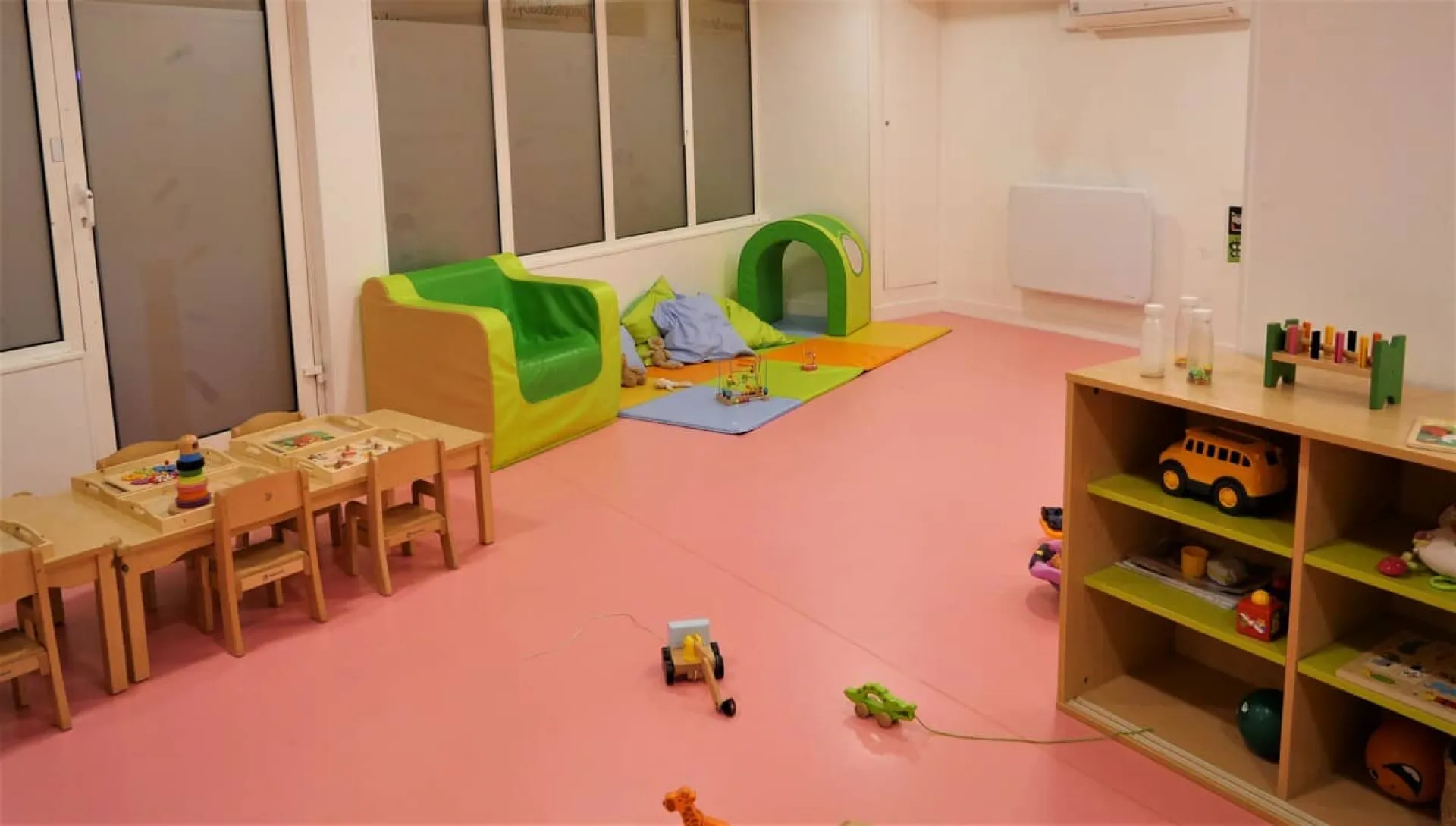 creche-sunflower-courbevoie-people-and-baby-1