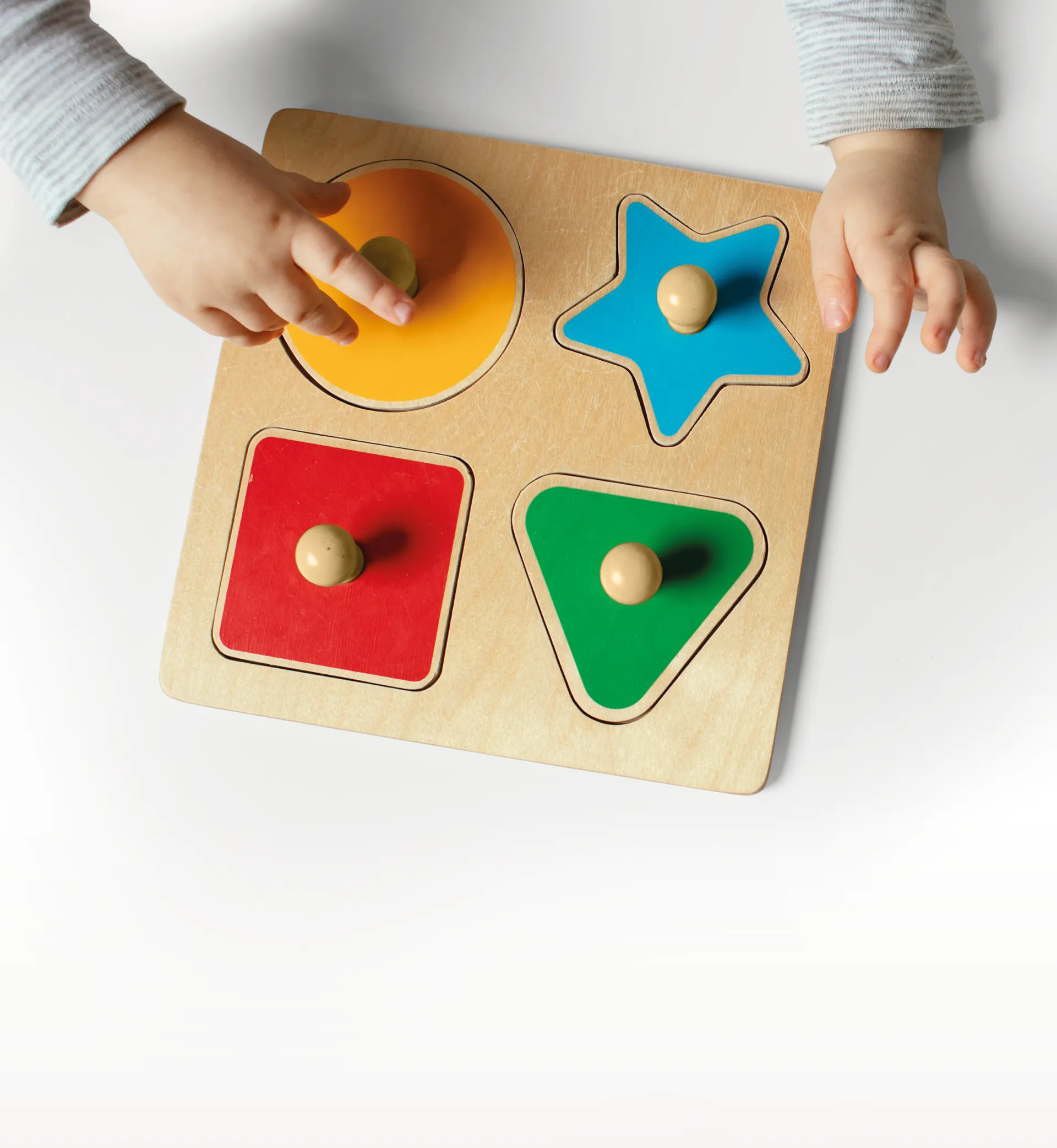 main-bebe-jeu-formes-bois