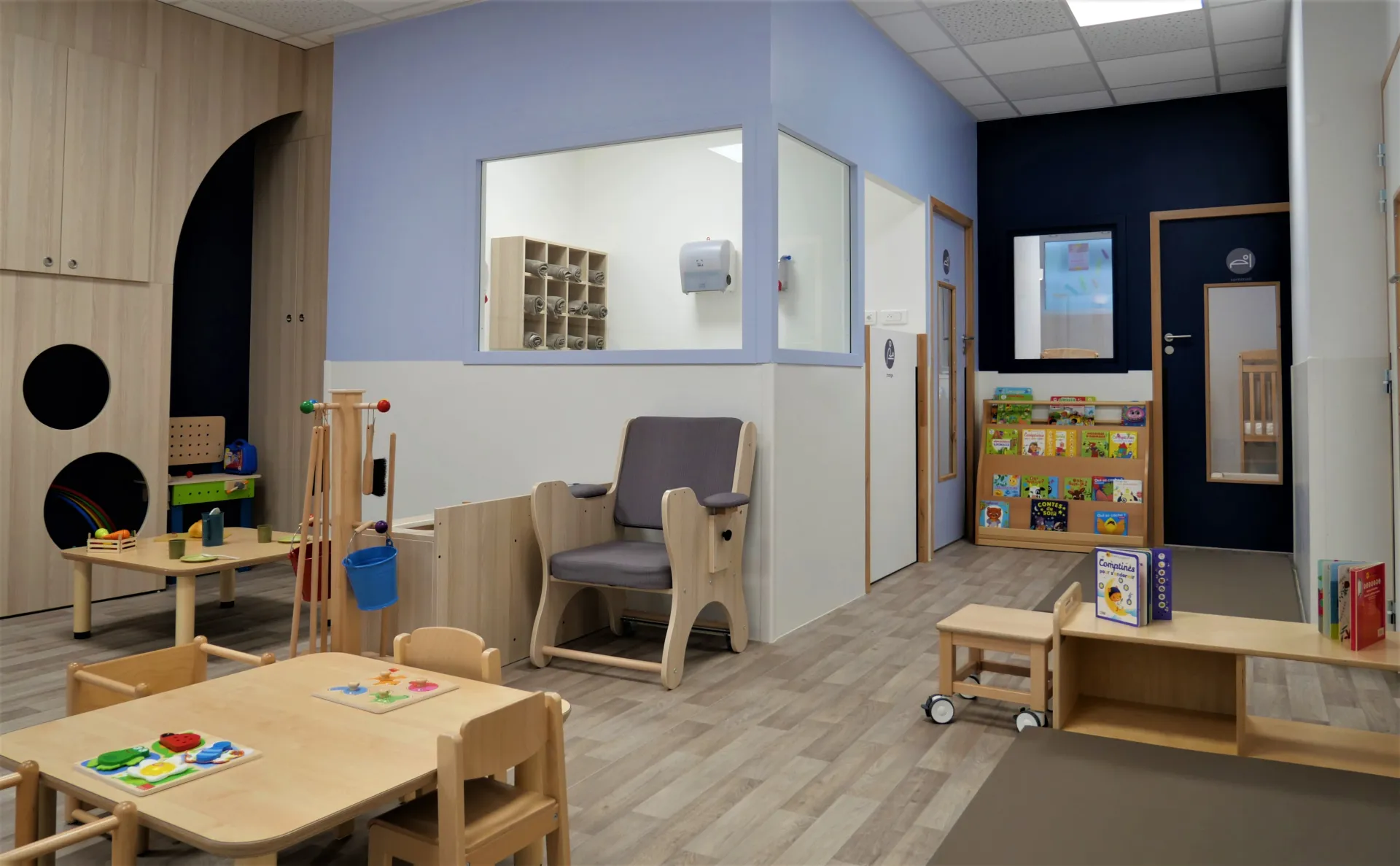 creche-vanves-bleu-azur-people-and-baby-1