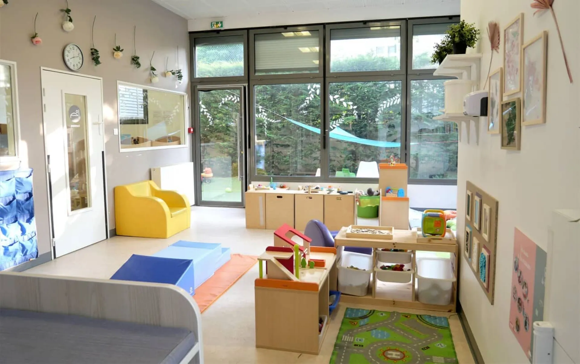 creche-chavlle-les-petits-bois-people-and-baby-1