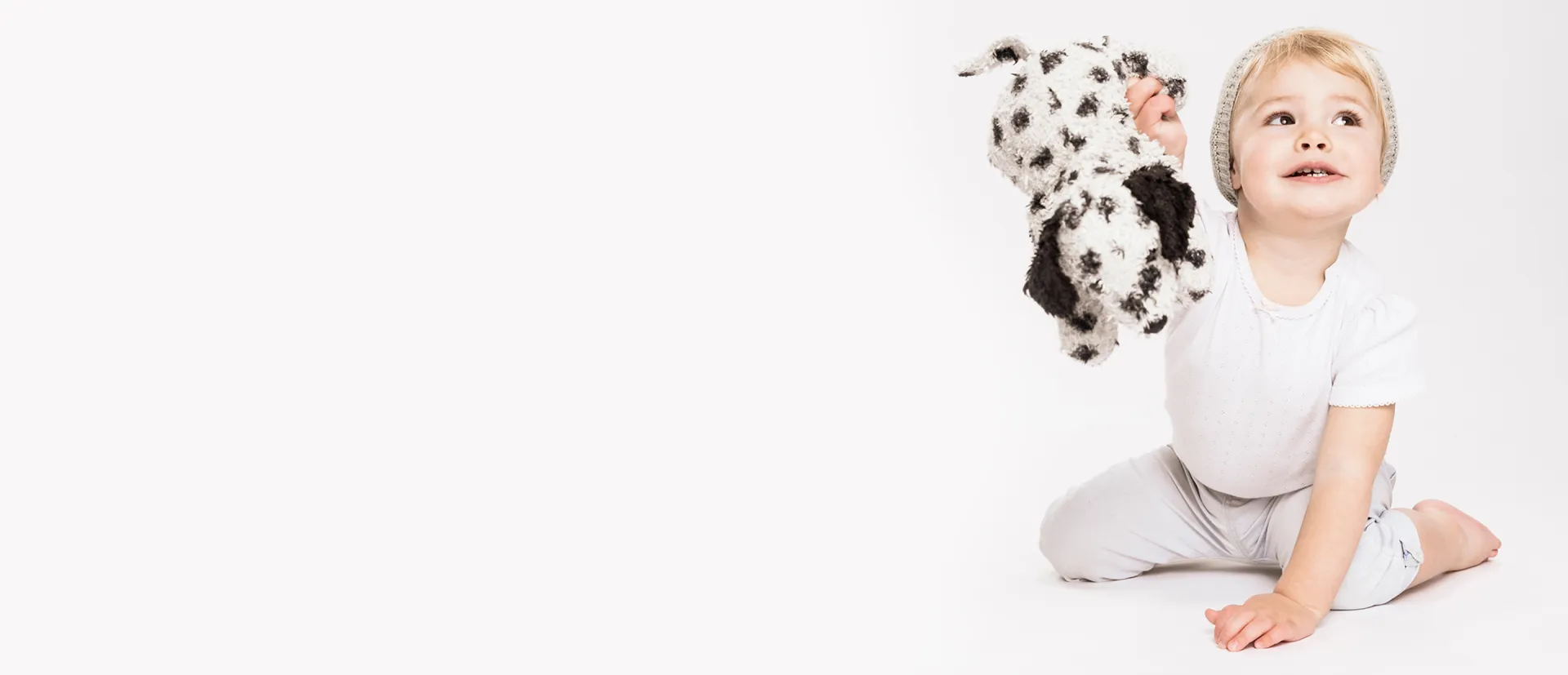 petit-garcon-peluche-chien-1