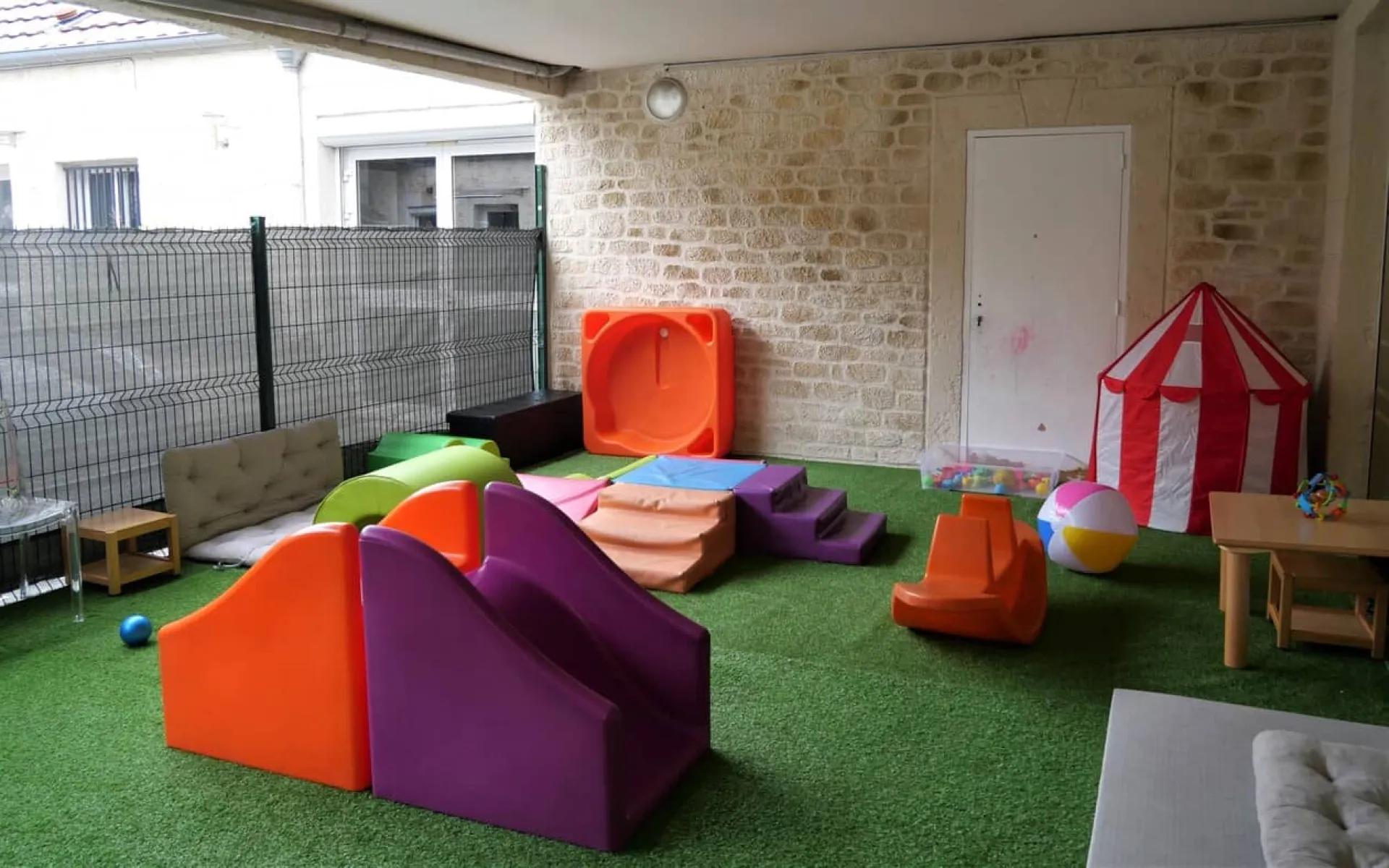 creche-saint-maur-groseille-people-and-baby-1