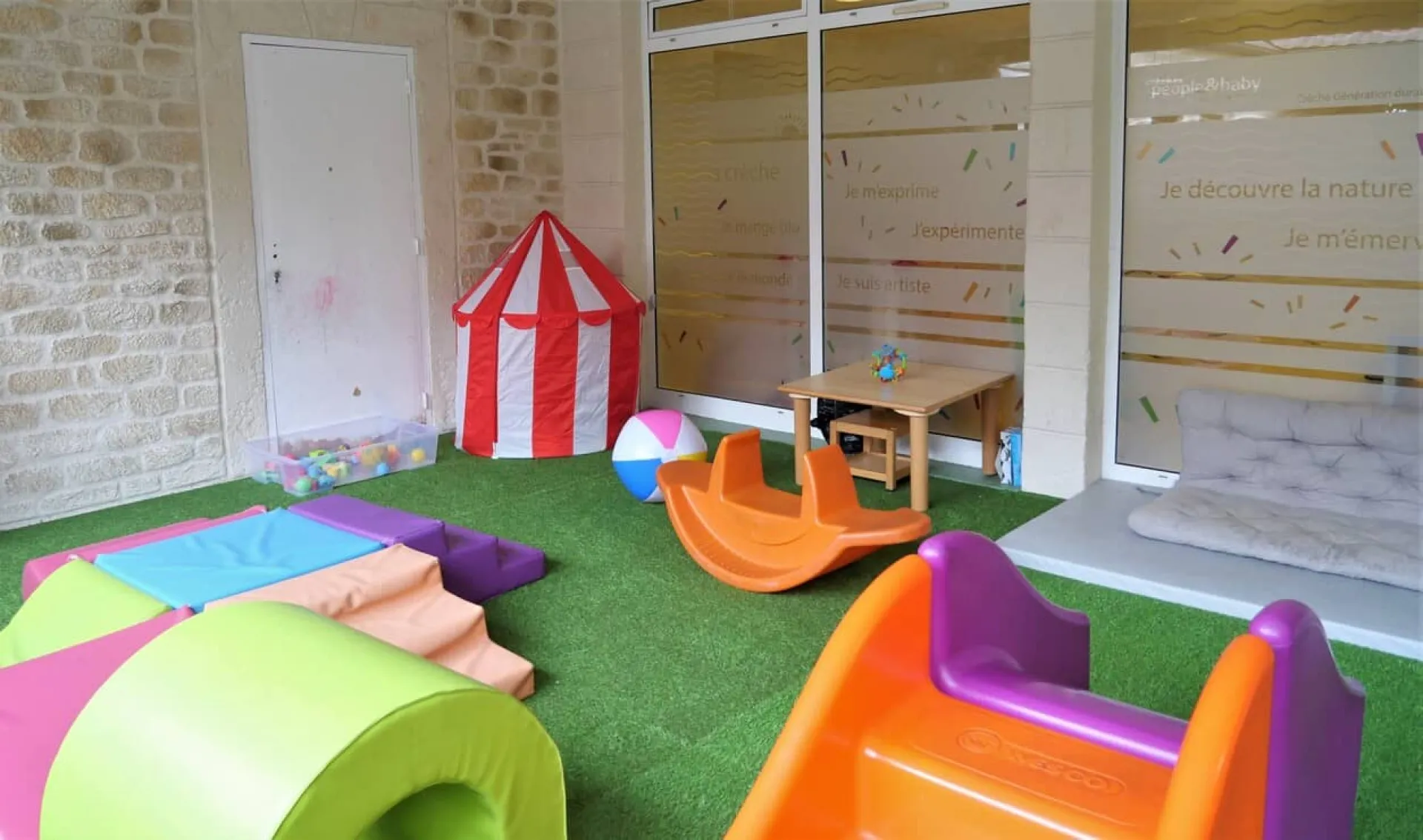 creche-saint-maur-groseille-people-and-baby-2