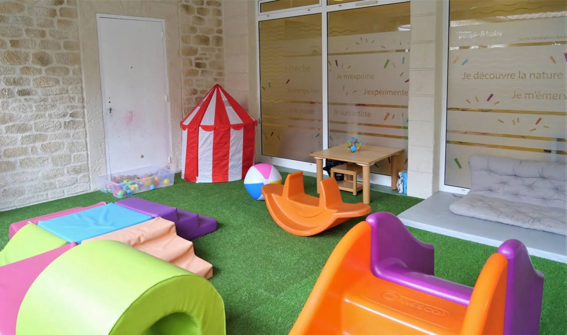 creche-saint-maur-myrtille-people-and-baby-2