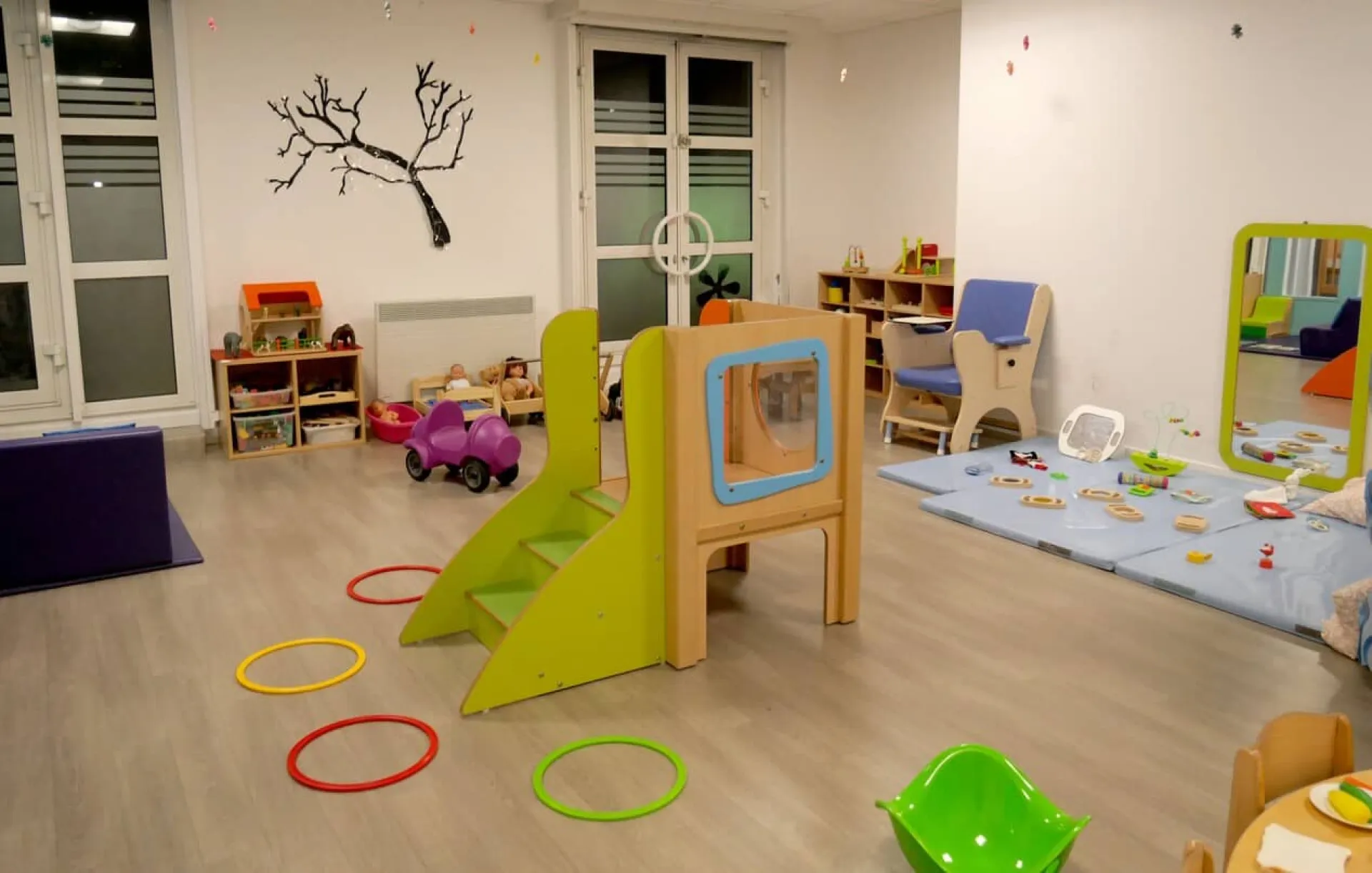 creche-vincennes-dragee-people-and-baby-1