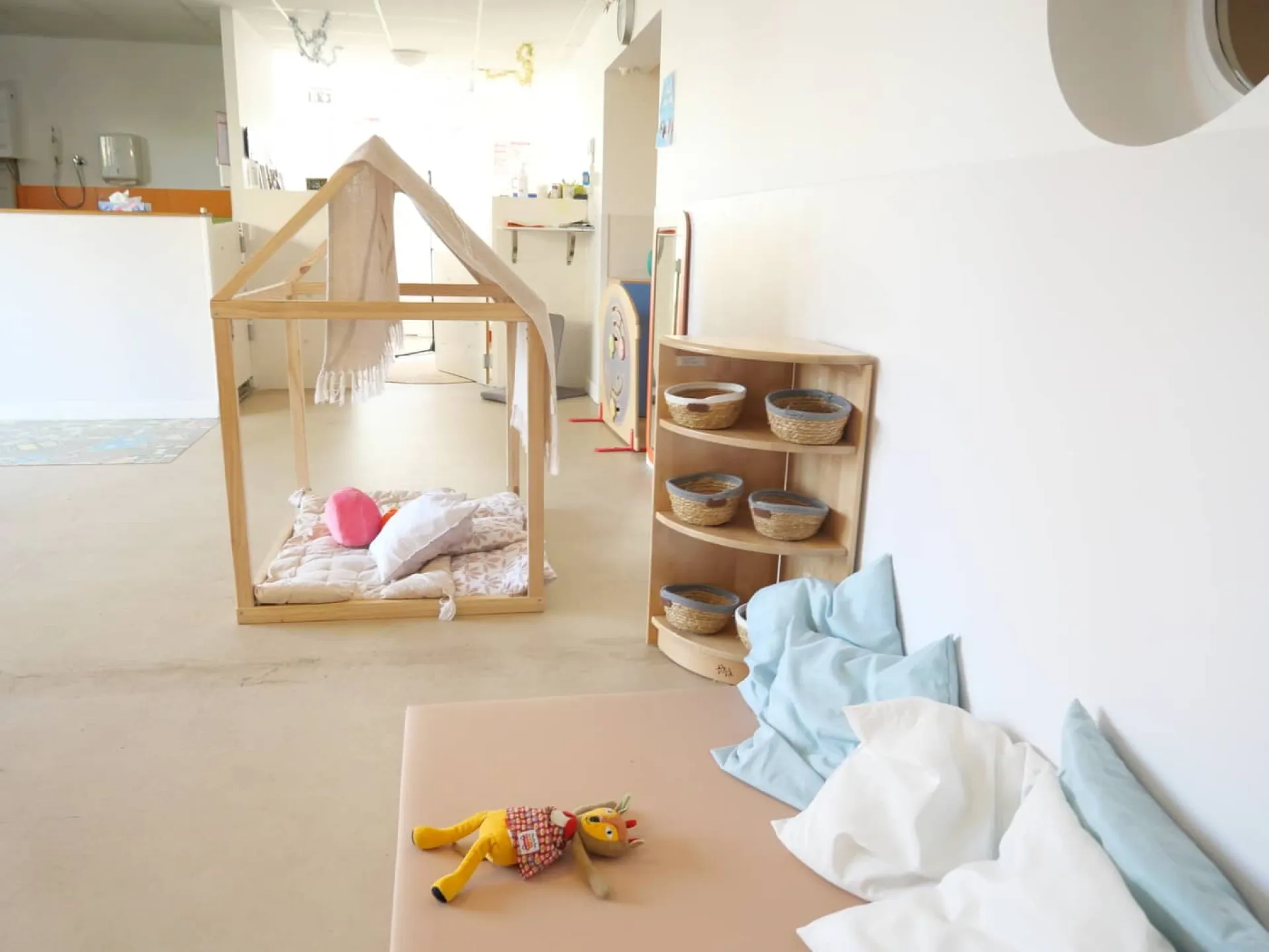 creche-people-and-baby-feuillete-beauchamp-1