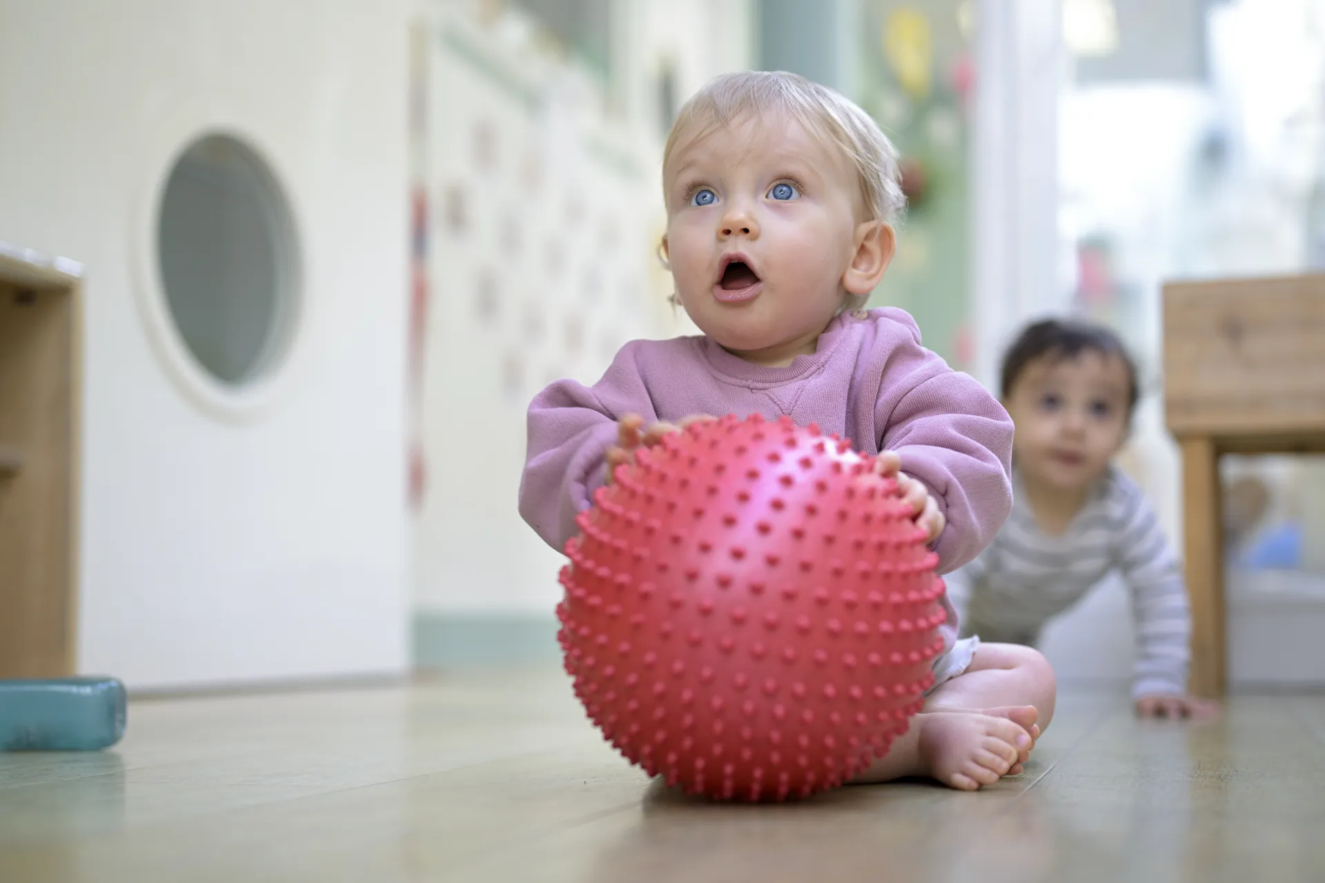 enfant-qui-joue-balle