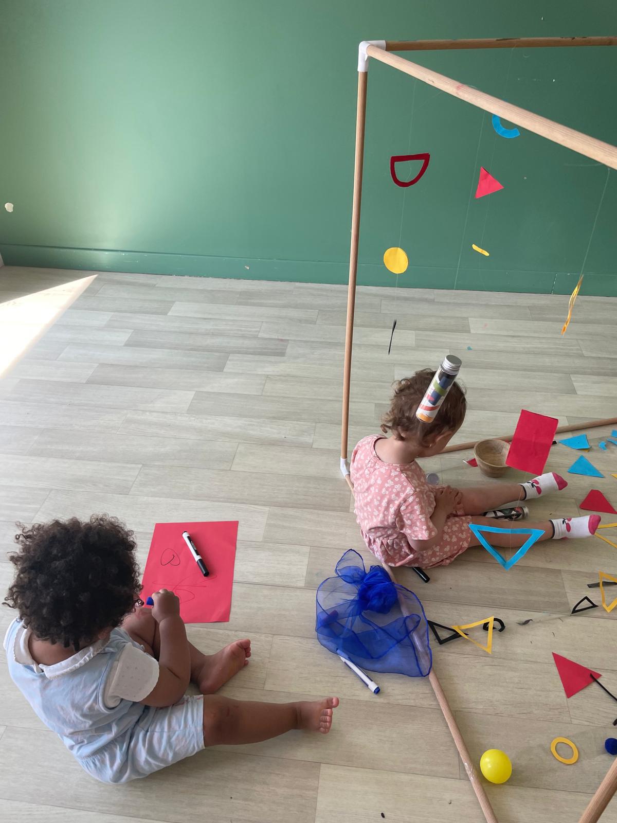 enfant-papier-colorés