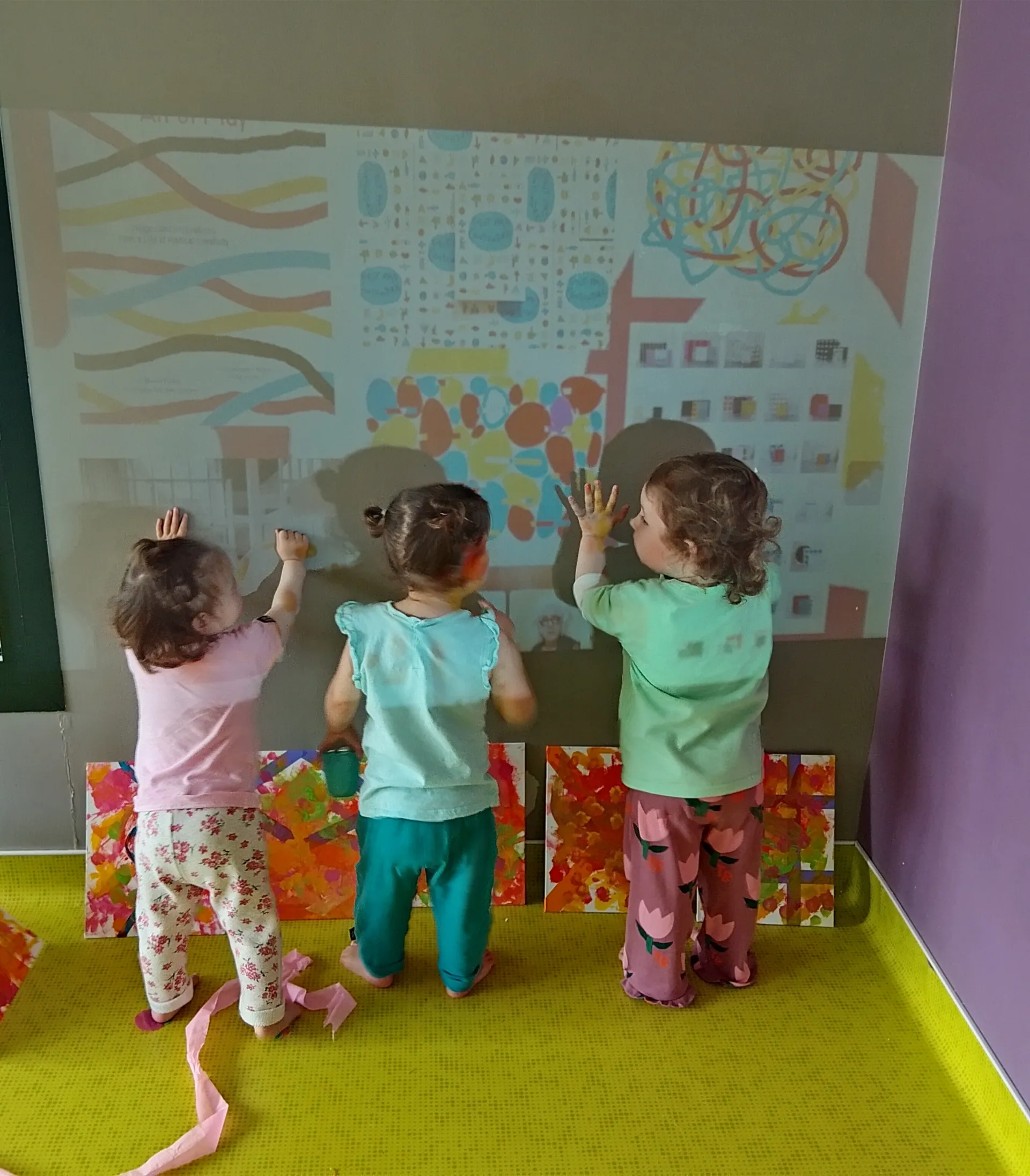 enfant-projections-colorés