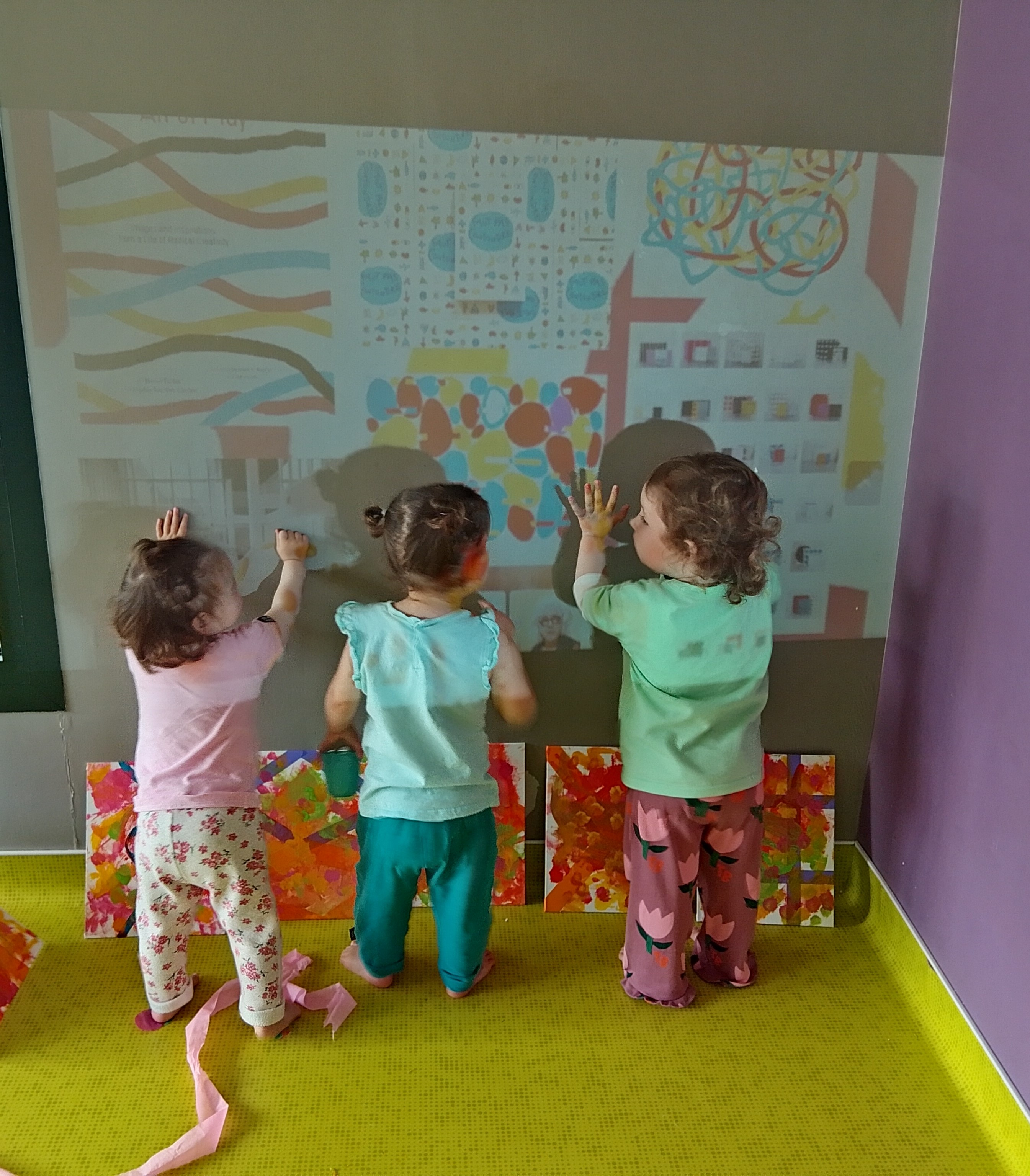 enfant-projections-colorés
