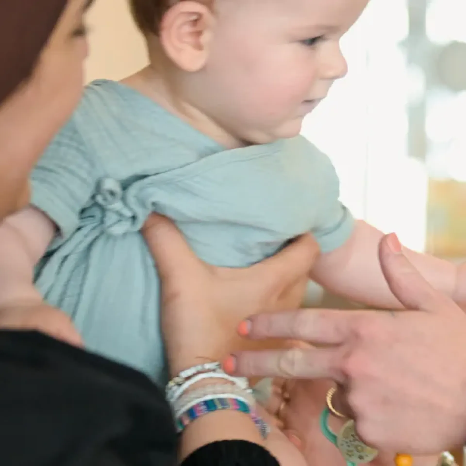 enfant-calin-bras
