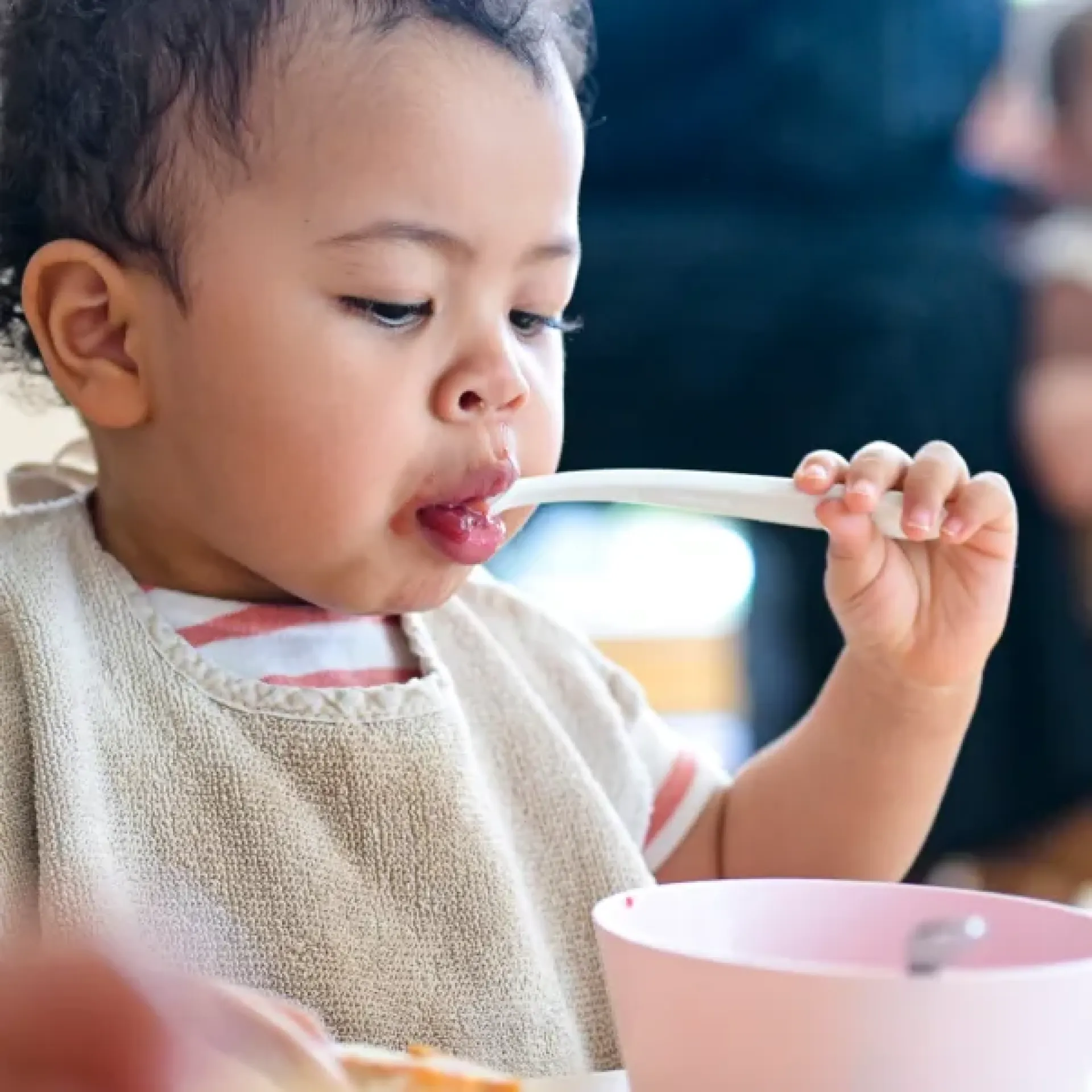 enfant-mange