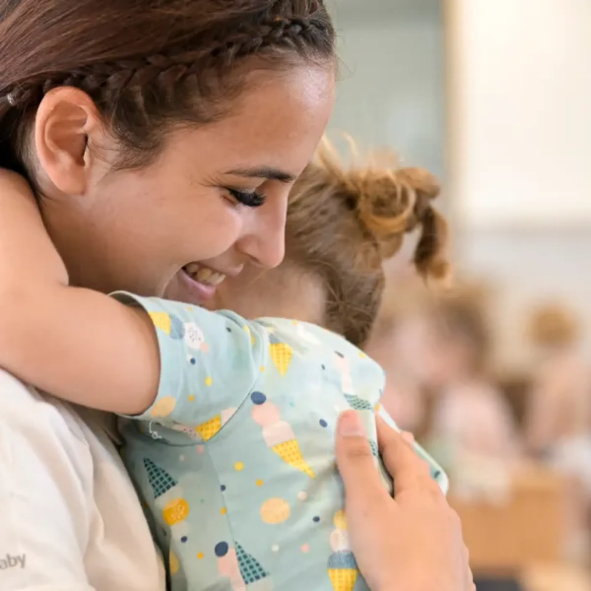 femme-calin-enfant