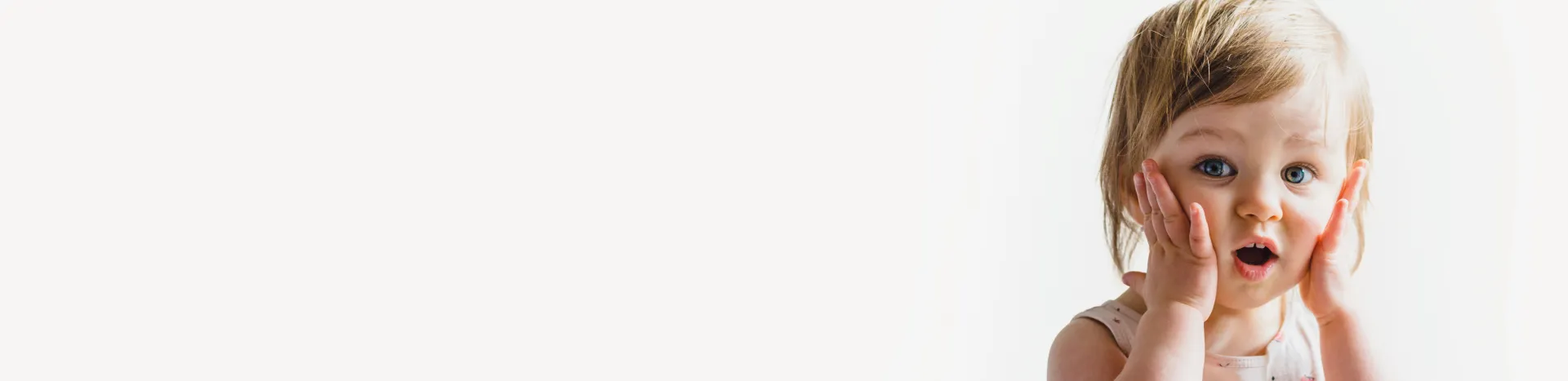 bebe-surpris-expression-visage-desk