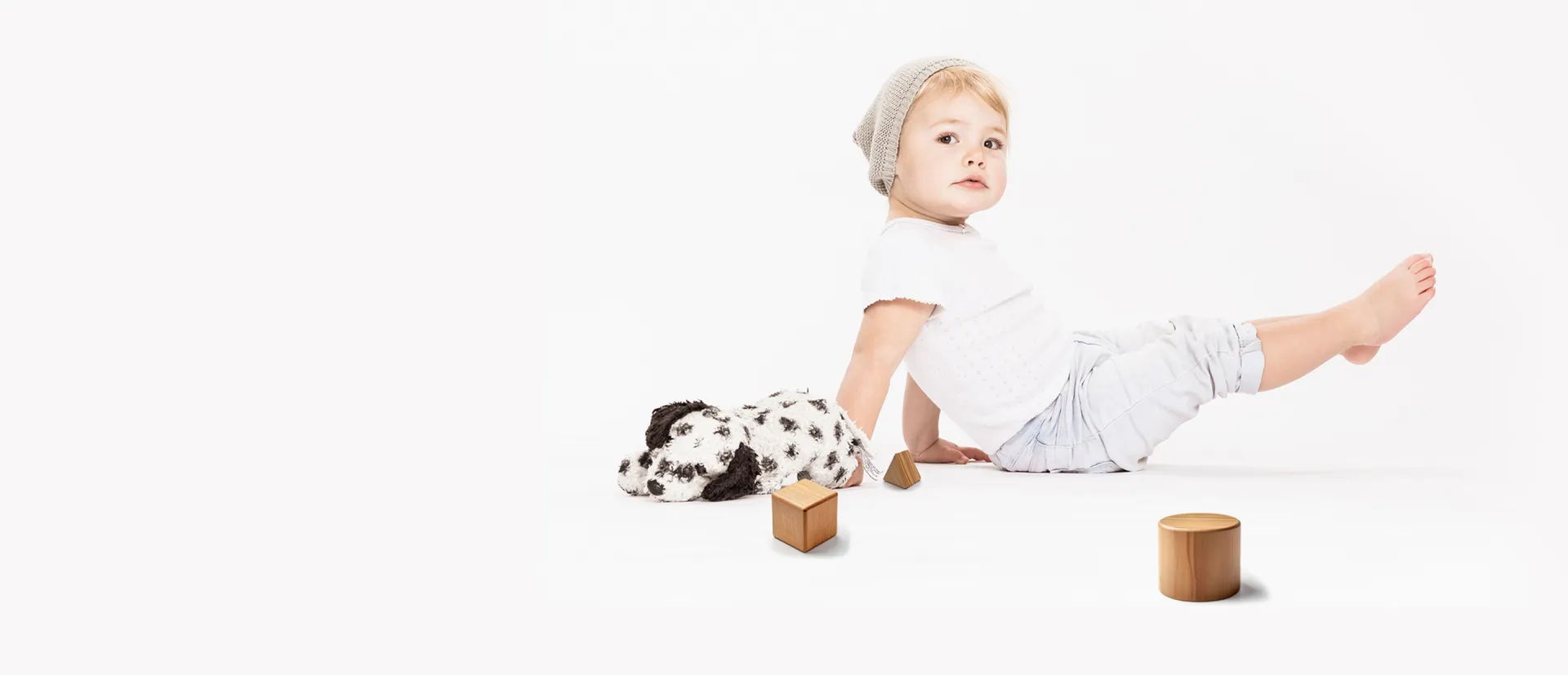 petit-garcon-peluche-chien-accueil-desk
