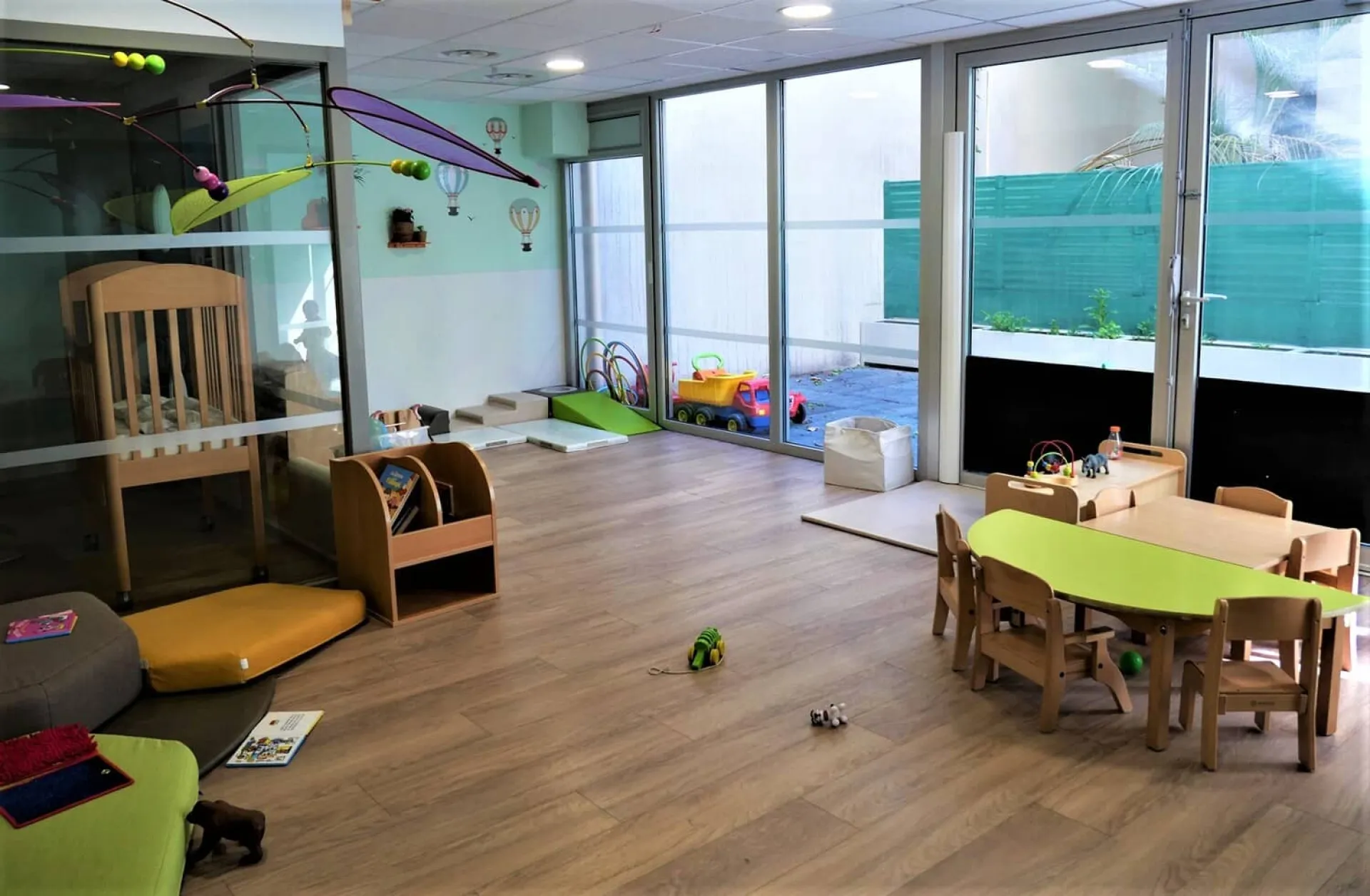 creche-marseille-amandine-et-grenadine-people-and-baby-1