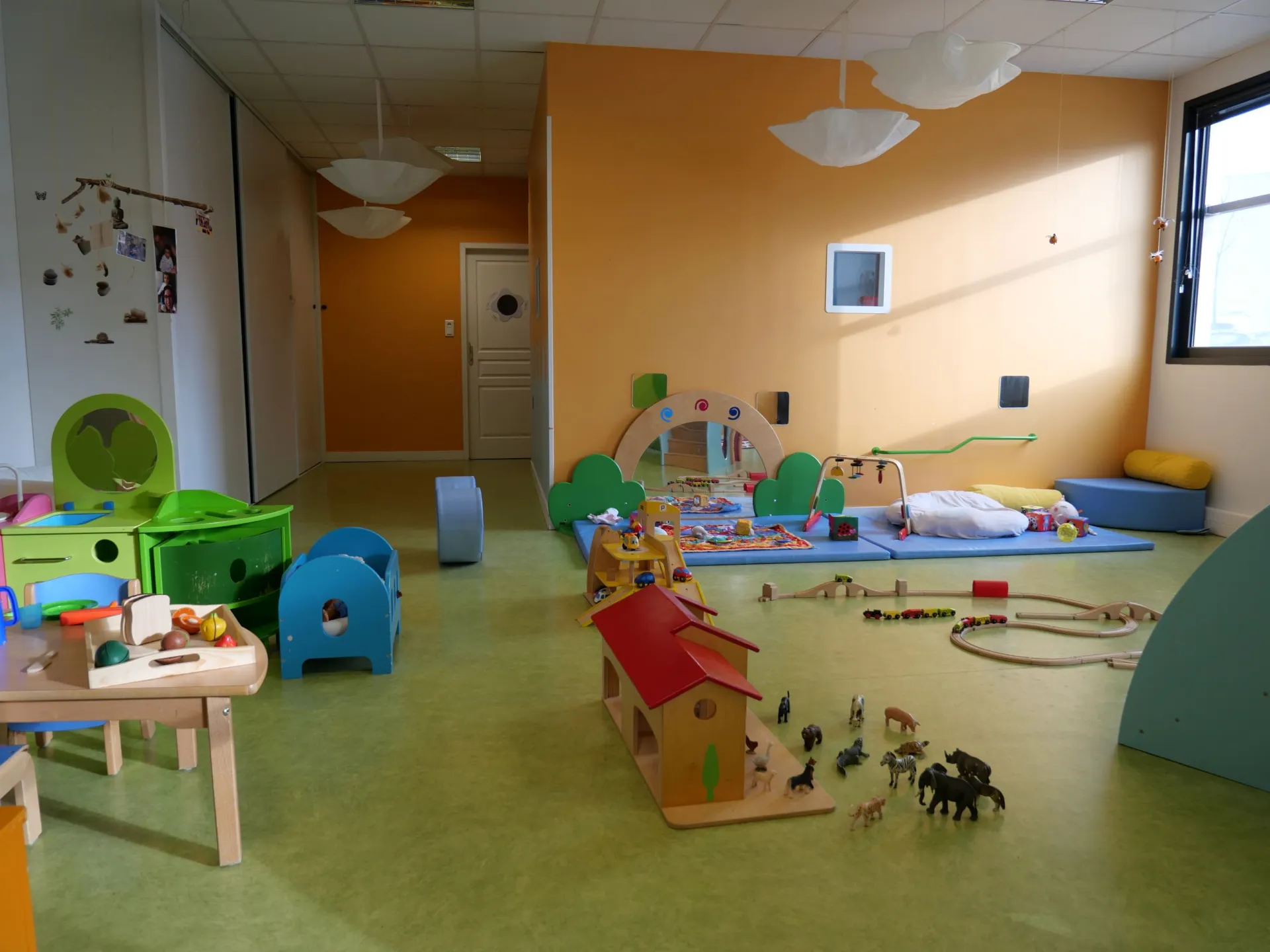 creche-dijon-babycreche-valmy-people-and-baby-4
