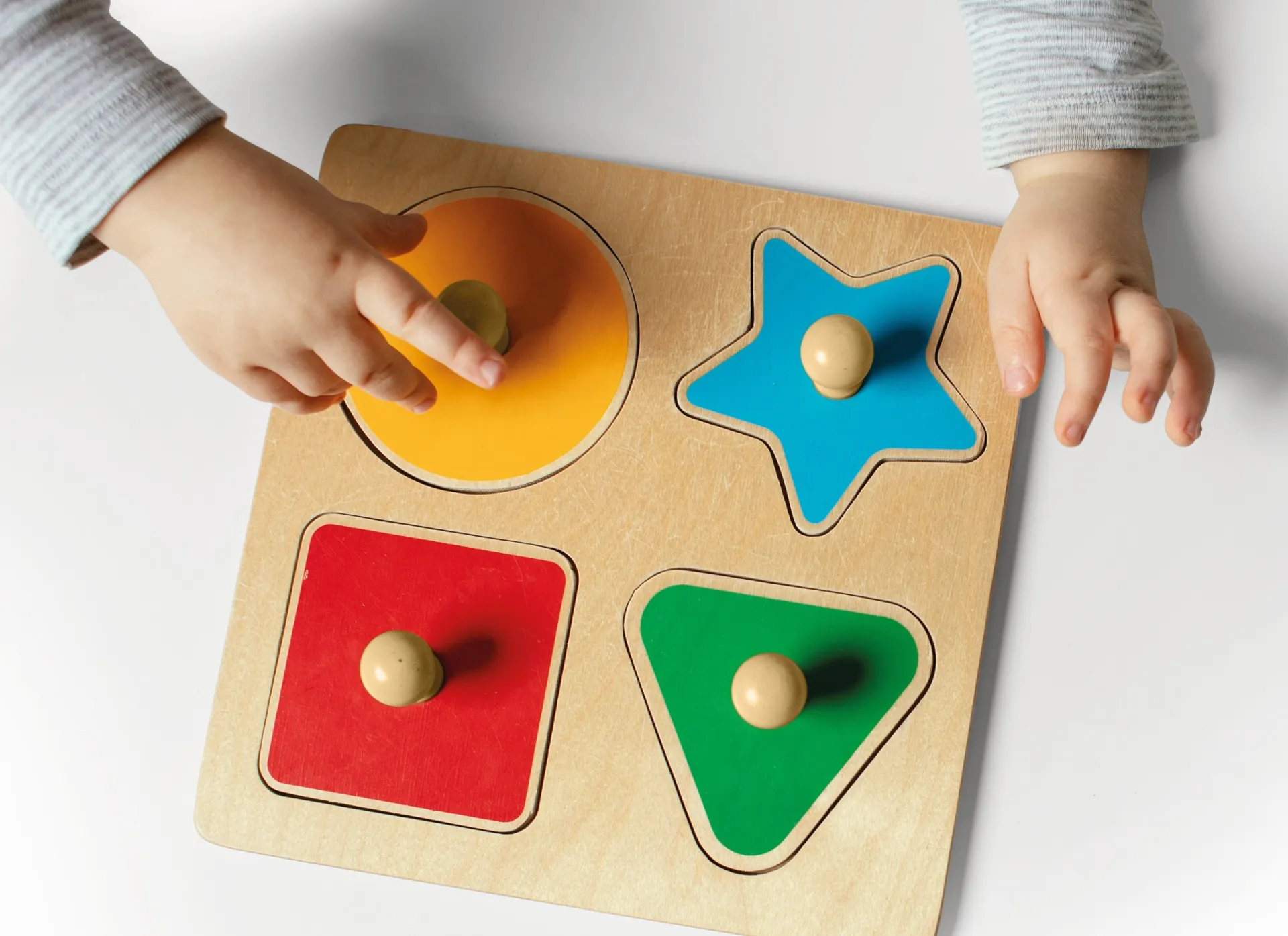 main-bebe-jeu-formes-bois-versioncropée