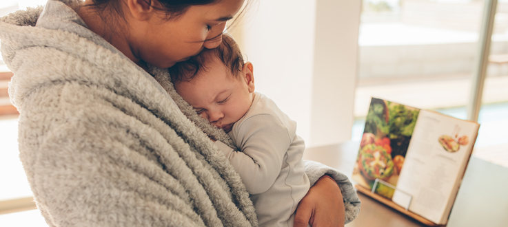 Enfant endormi dans les bras de sa mère