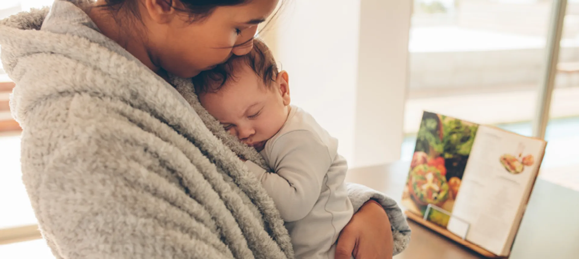 Enfant endormi dans les bras de sa mère