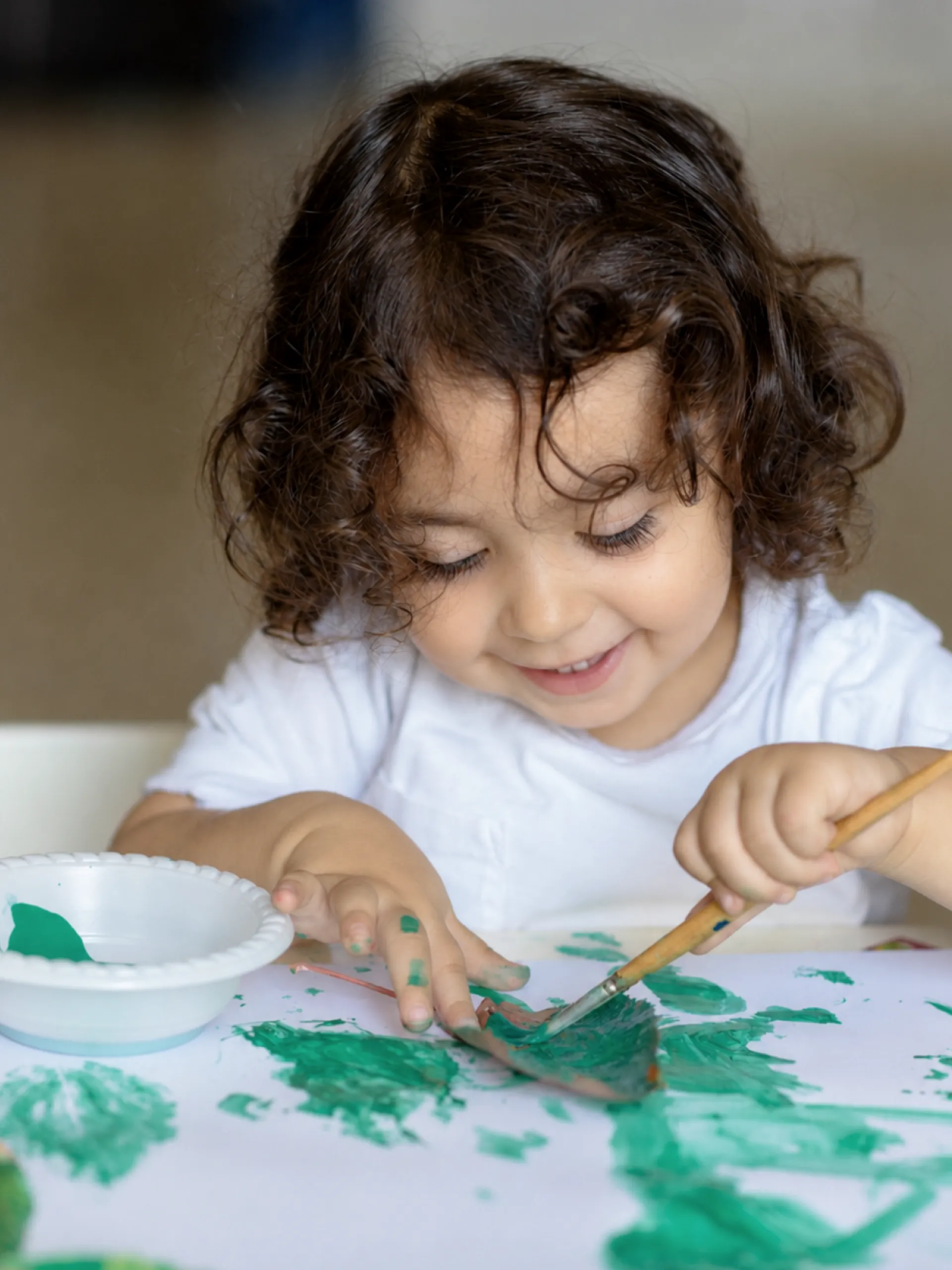 enfant-peinture-sourire