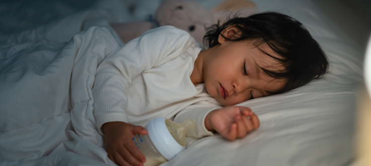 enfant endormi dans son lit