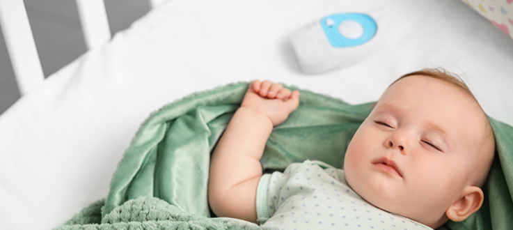 bébé endormi dans son lit avec babyphone