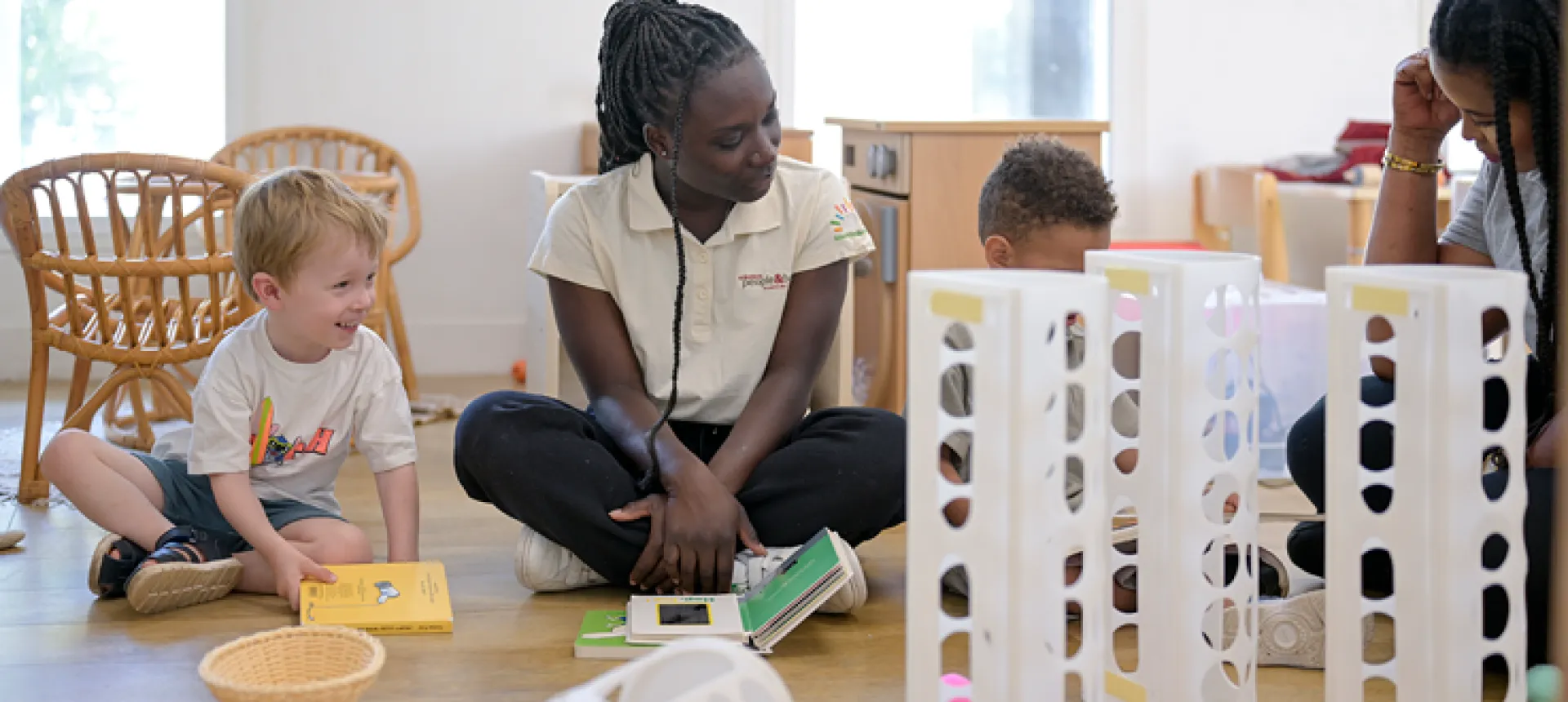 professionnelle de crèche assise avec des enfants